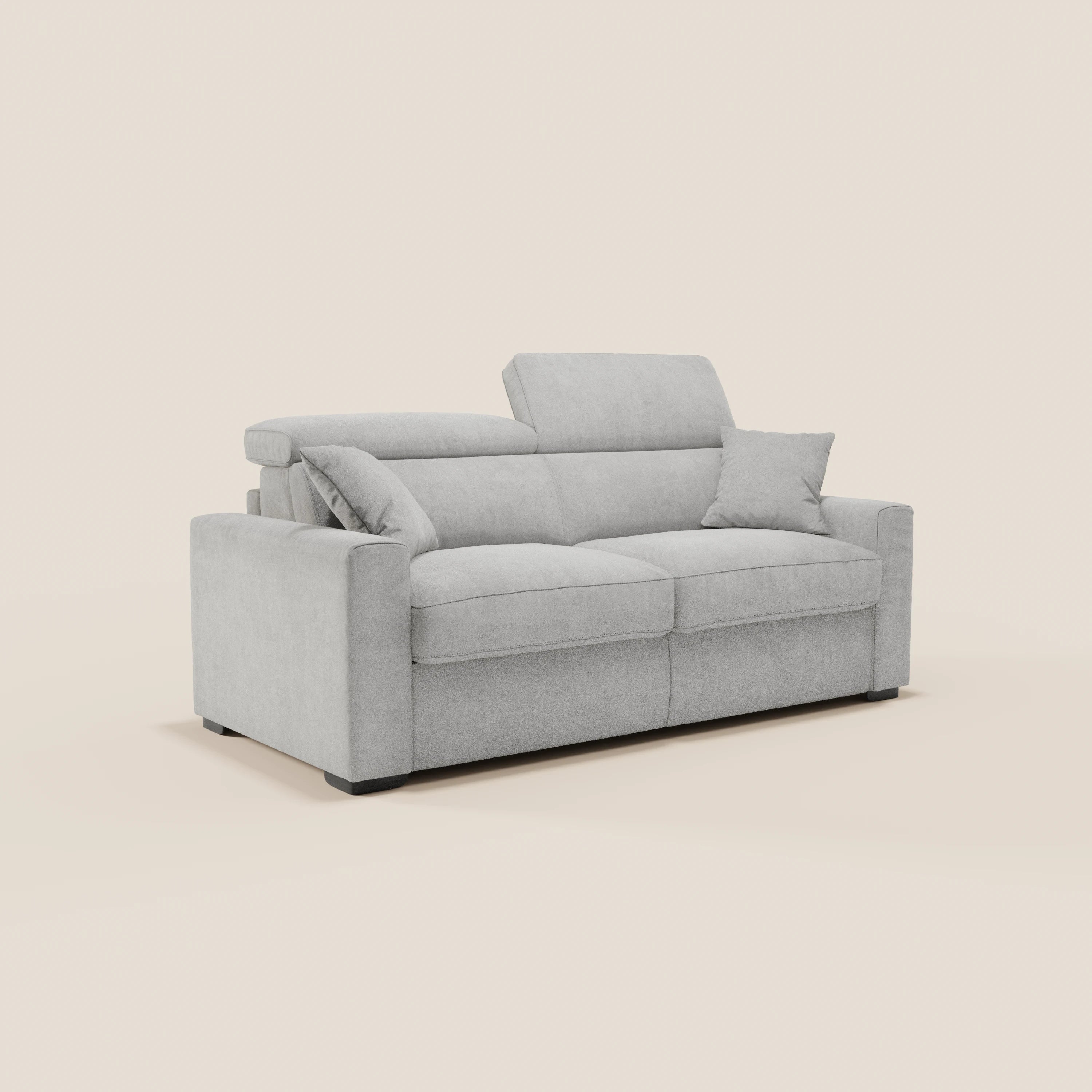 Il divano letto a 3 posti Maximus di Divani.Store presenta un design moderno in grigio chiaro, con linee pulite, morbidi cuscini, poggiatesta reclinabili, ampi braccioli e gambe nere. Include un cuscino coordinato. Rivestito in tessuto antimacchia certificato Oeko-Tex.