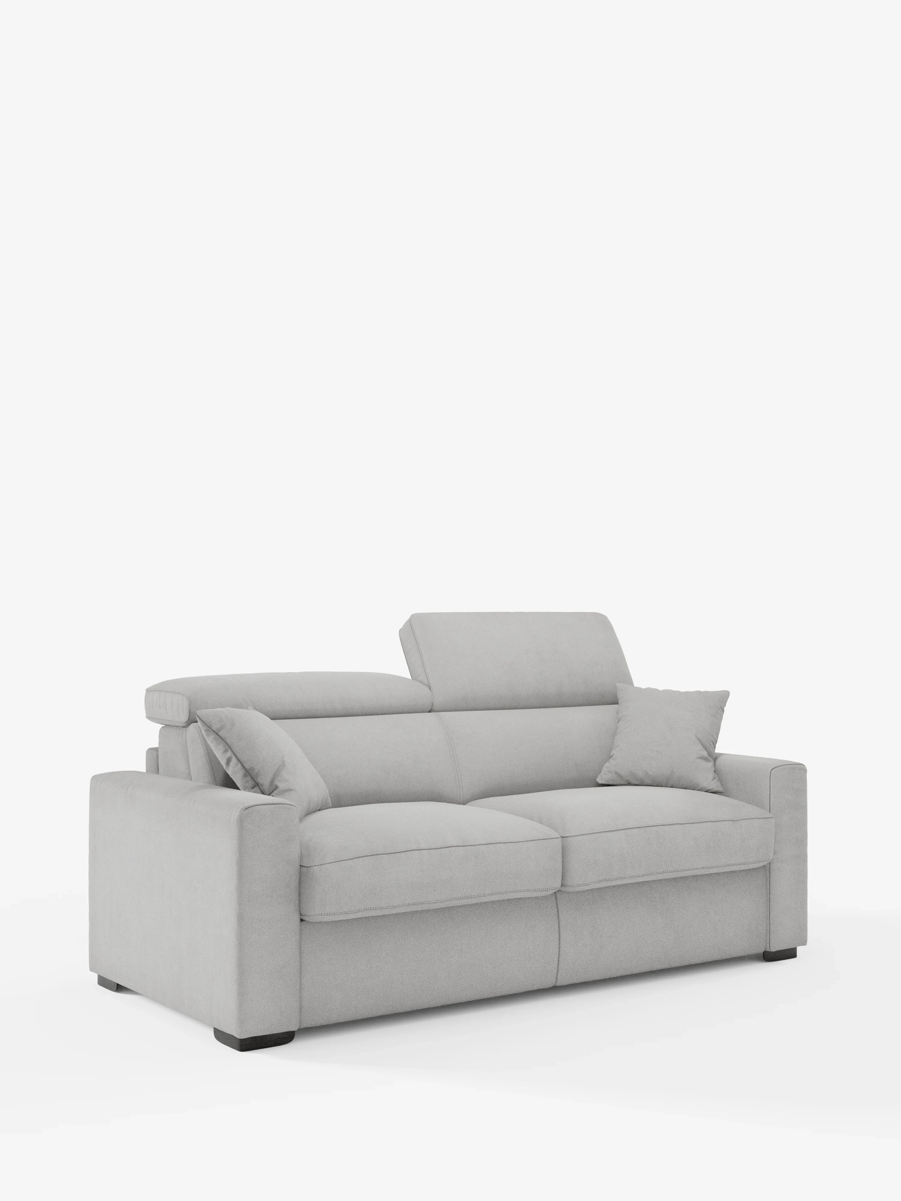Il divano letto a tre posti Maximus con materasso ALTO da 20 cm di Divani.Store è un divano moderno di colore grigio chiaro, dotato di ampi braccioli e poggiatesta reclinabili, realizzato in tessuto Oeko-Tex facile da pulire. Corredato da due cuscini quadrati coordinati, questo elegante divano letto matrimoniale poggia su piccoli piedini scuri, mentre lo sfondo bianco a tinta unita ne esalta il design slanciato, rendendolo il punto focale di qualsiasi soggiorno.