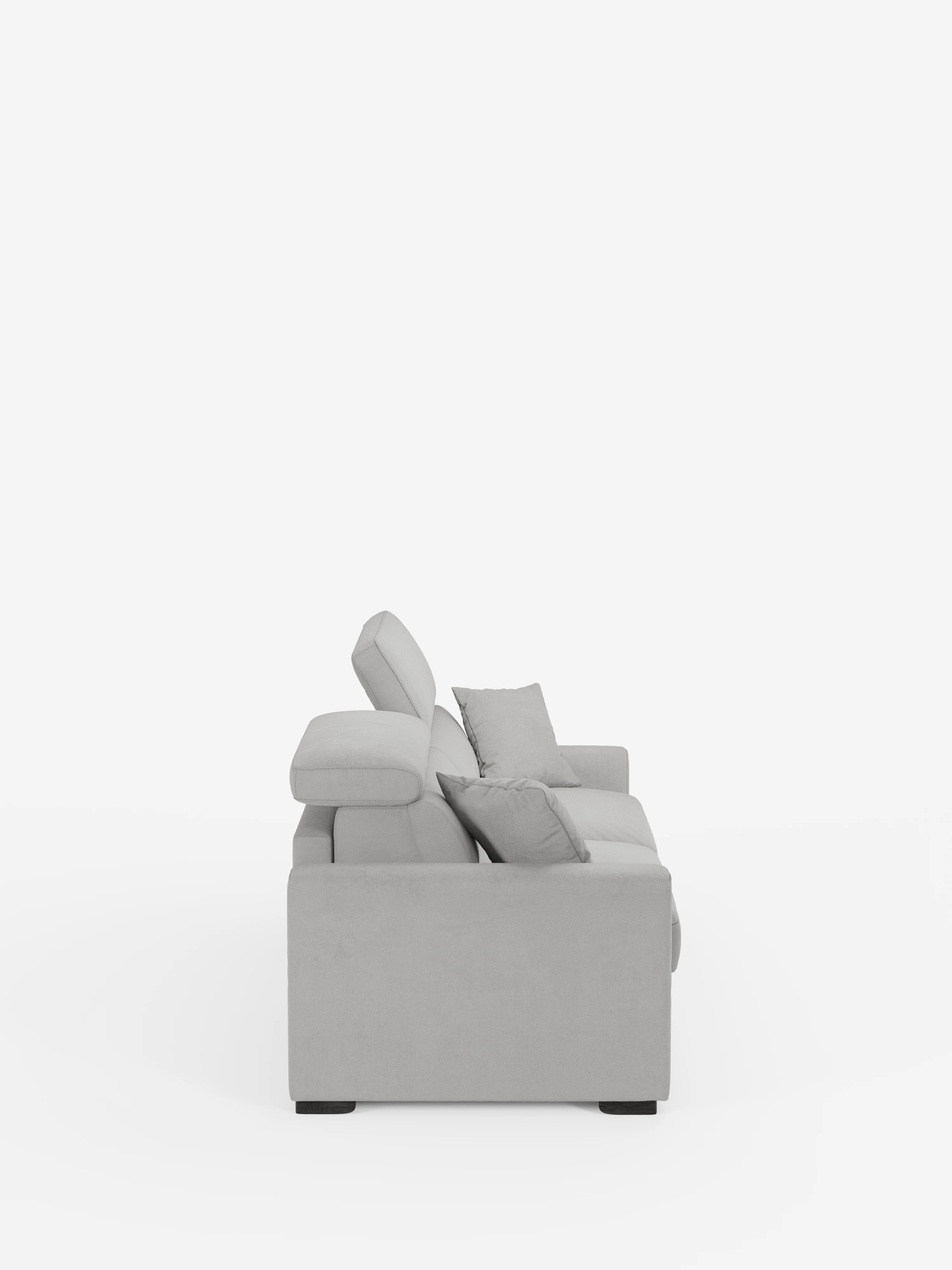 Vista laterale del divano letto Maximus a 3 posti con materasso ALTO 20 cm di Divani.Store, in moderno grigio chiaro, dotato di poggiatesta regolabili e due cuscini di seduta. Il divano è rivestito in tessuto antimacchia certificato Oeko-Tex, con due cuscini dello schienale abbinati e due braccioli a vista. Il design è sostenuto da gambe corte e scure. Presentato su uno sfondo bianco a tinta unita per un effetto minimalista.