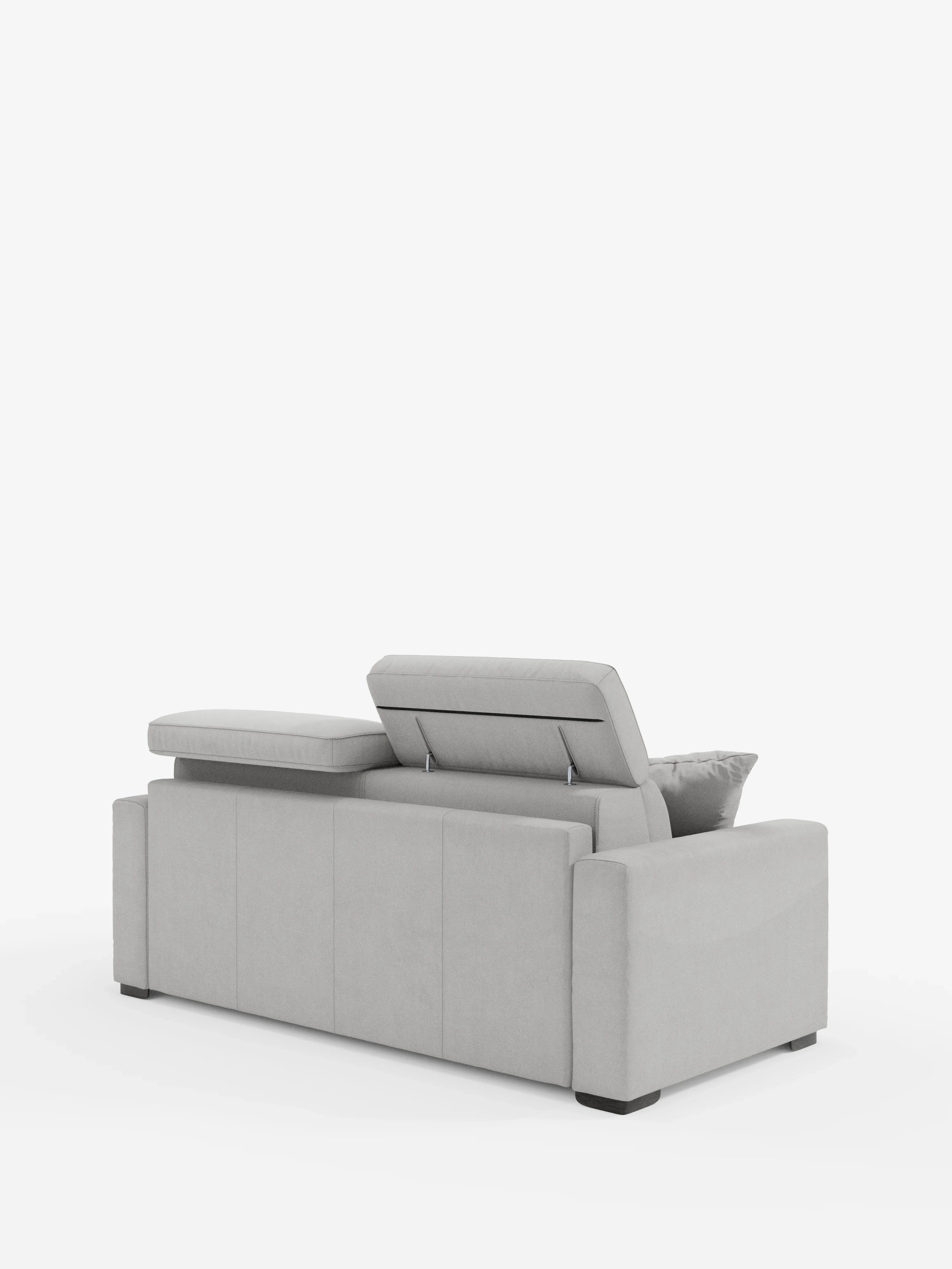 Un divano letto Maximus a 3 posti in grigio chiaro contemporaneo con materasso ALTO da 20 cm di Divani.Store, dotato di poggiatesta reclinabili in tessuto antimacchia certificato Oeko-Tex, è raffigurato di retro con ampi braccioli e due schienali regolabili posizionati a diverse angolazioni, poggiato su gambe corte nere su uno sfondo bianco.
