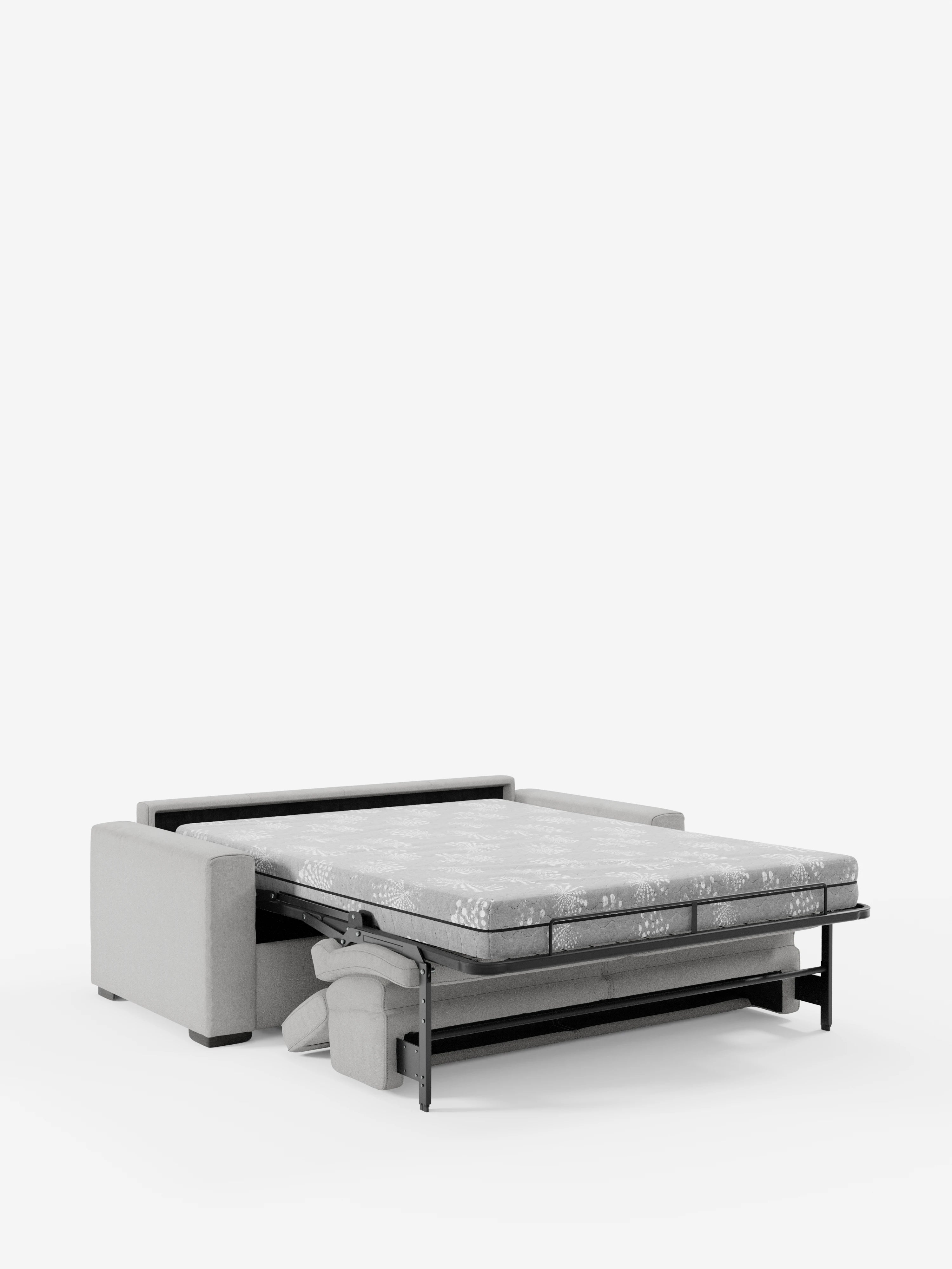 Viene mostrato un divano letto Maximus a 3 posti di colore grigio chiaro di Divani.Store con la parte letto aperta, dotato di un materasso alto 20 cm sostenuto da una struttura in metallo nero. Vengono messi in risalto i braccioli e lo schienale di forma squadrata del divano, insieme ai poggiatesta regolabili e al tessuto Oeko-Tex resistente alle macchie. Lo sfondo è bianco a tinta unita.