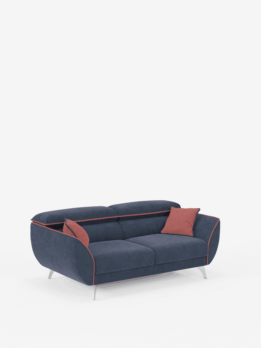 Un elegante divano Michelangelo a 2 e 3 posti di Divani.Store, realizzato in tessuto bicolore blu smacchiabile T23 con gambe angolari argentate, bordino color corallo e due cuscini decorativi coordinati color corallo, è messo in risalto su uno sfondo bianco a tinta unita. Questo divano moderno è dotato di sedute estensibili e poggiatesta reclinabili per un maggiore comfort, e combina un design contemporaneo con morbidi cuscini per un aspetto accogliente.