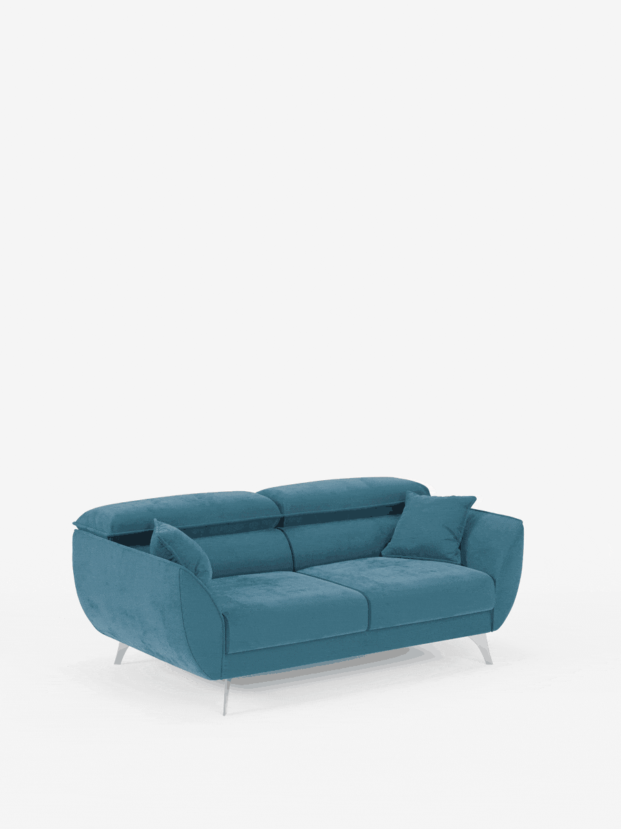 Il divano Michelangelo a 2 e 3 posti di Divani.Il modello, dotato di sedute allungabili e poggiatesta reclinabili in tessuto T30 facile da pulire, presenta un design moderno color verde acqua con morbidi cuscini per lo schienale e la seduta, braccioli angolati, sottili gambe argentate e due cuscini decorativi coordinati dello stesso colore, il tutto su uno sfondo bianco a tinta unita.