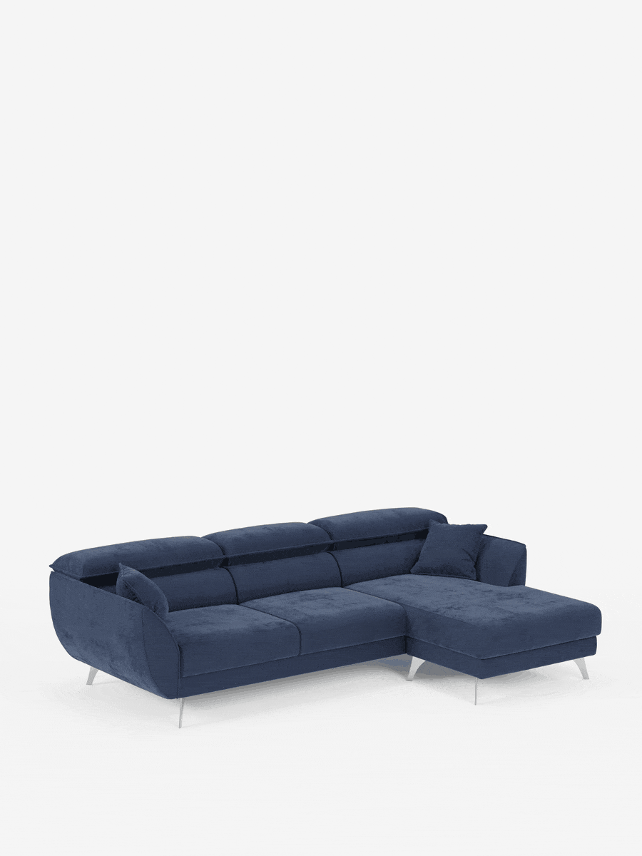 Il divano angolare Michelangelo con penisola e sedute estensibili di Divani.Store è un divano d'angolo contemporaneo realizzato in tessuto T30 blu navy scuro, smacchiabile ed effetto vellutino. È dotato di poggiatesta regolabili, linee slanciate e gambe angolate color argento. La sezione chaise longue sul lato destro offre sedute estensibili per un maggiore comfort ed è dotata di un cuscino coordinato, il tutto presentato su uno sfondo bianco a tinta unita.
