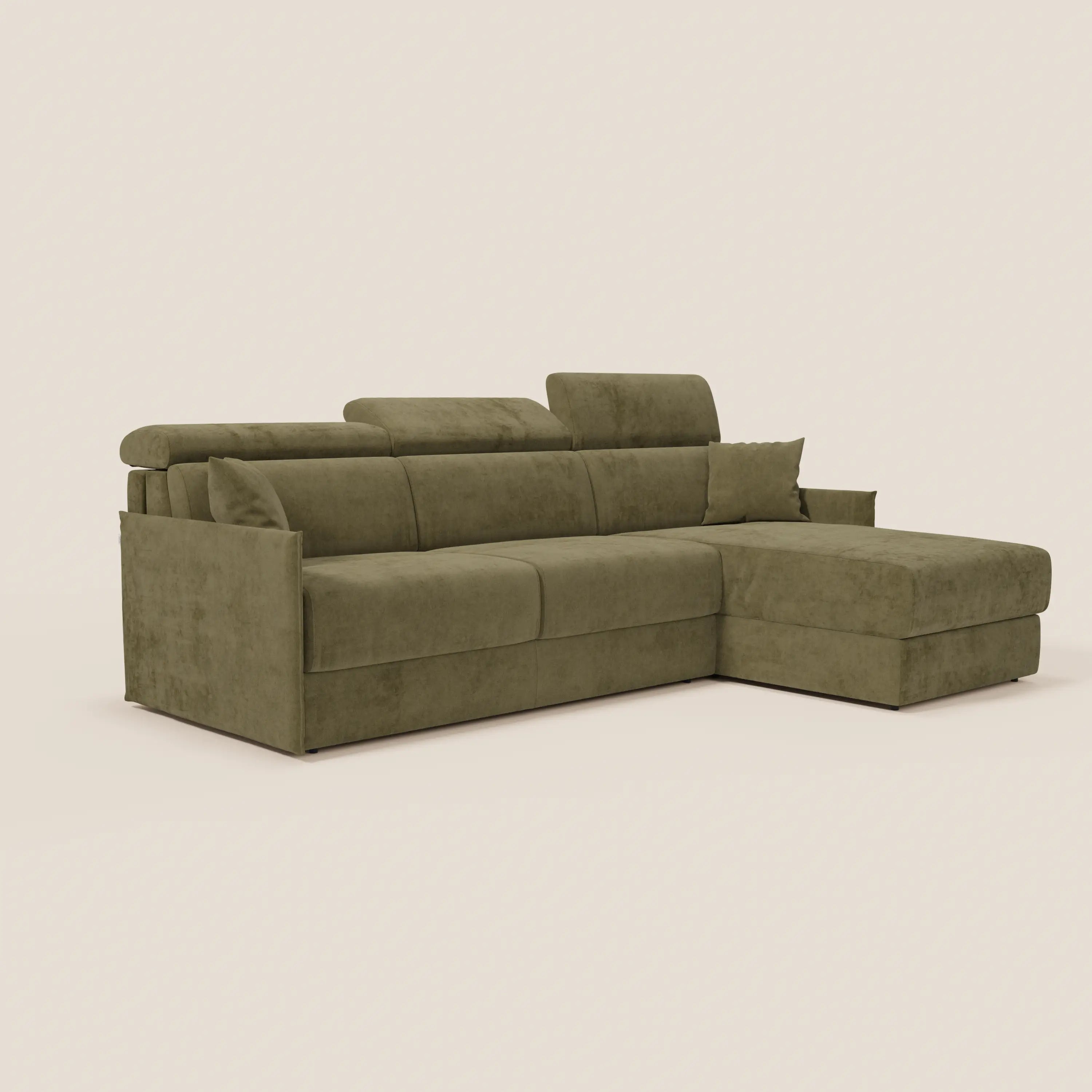 Il divano letto angolare compatto Miryam di Divani.Store è caratterizzato da poggiatesta reclinabili, chaise longue a destra con contenitore opzionale e tessuto antimacchia T31 verde oliva, su sfondo beige chiaro.