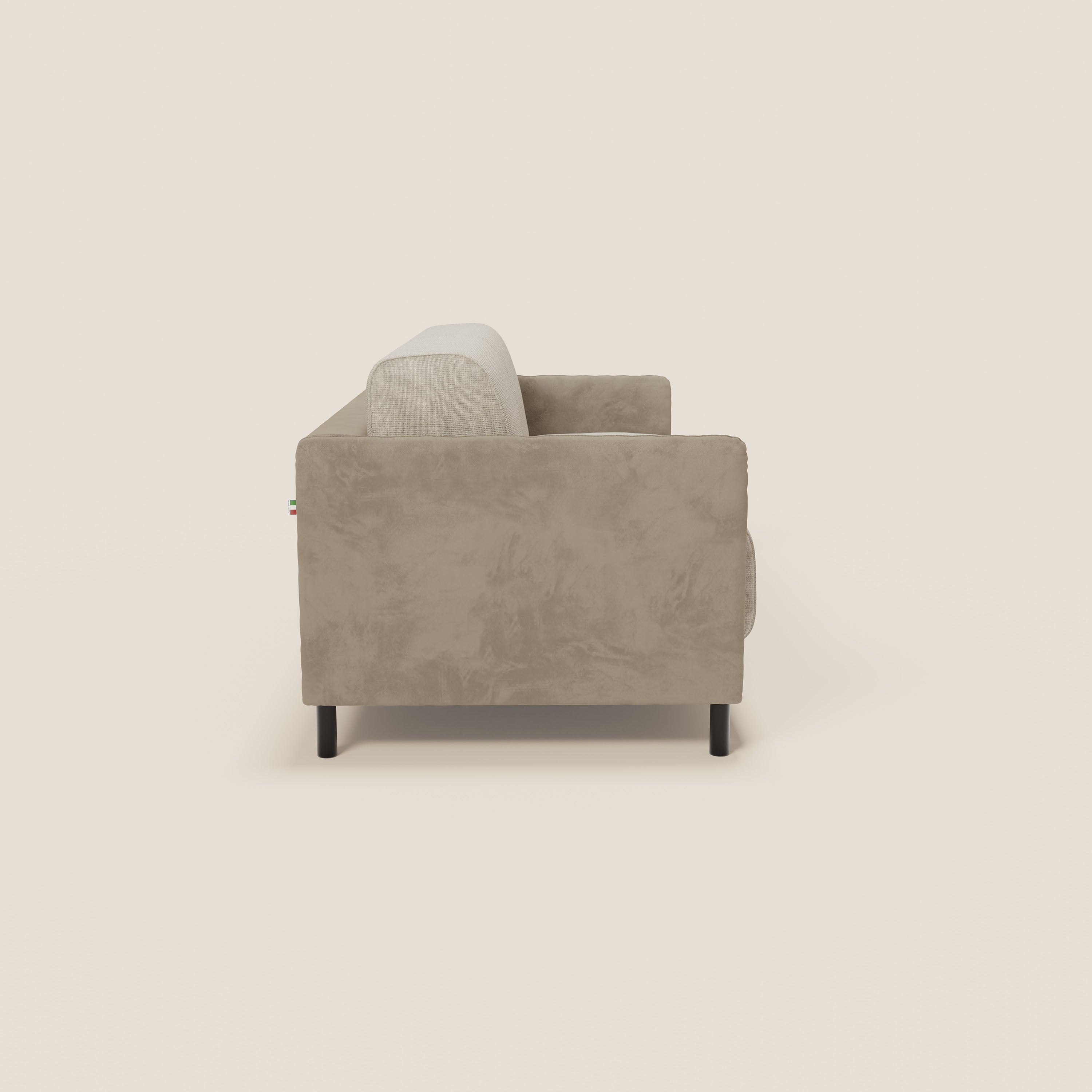 Il divano letto Narciso di Divani.Store è presentato di lato su uno sfondo bianco sporco, con gambe nere, design tortora-panna bicolore, braccioli in peluche e un comodo materasso da 18 cm con microfibra antimacchia e tessuto impermeabile.