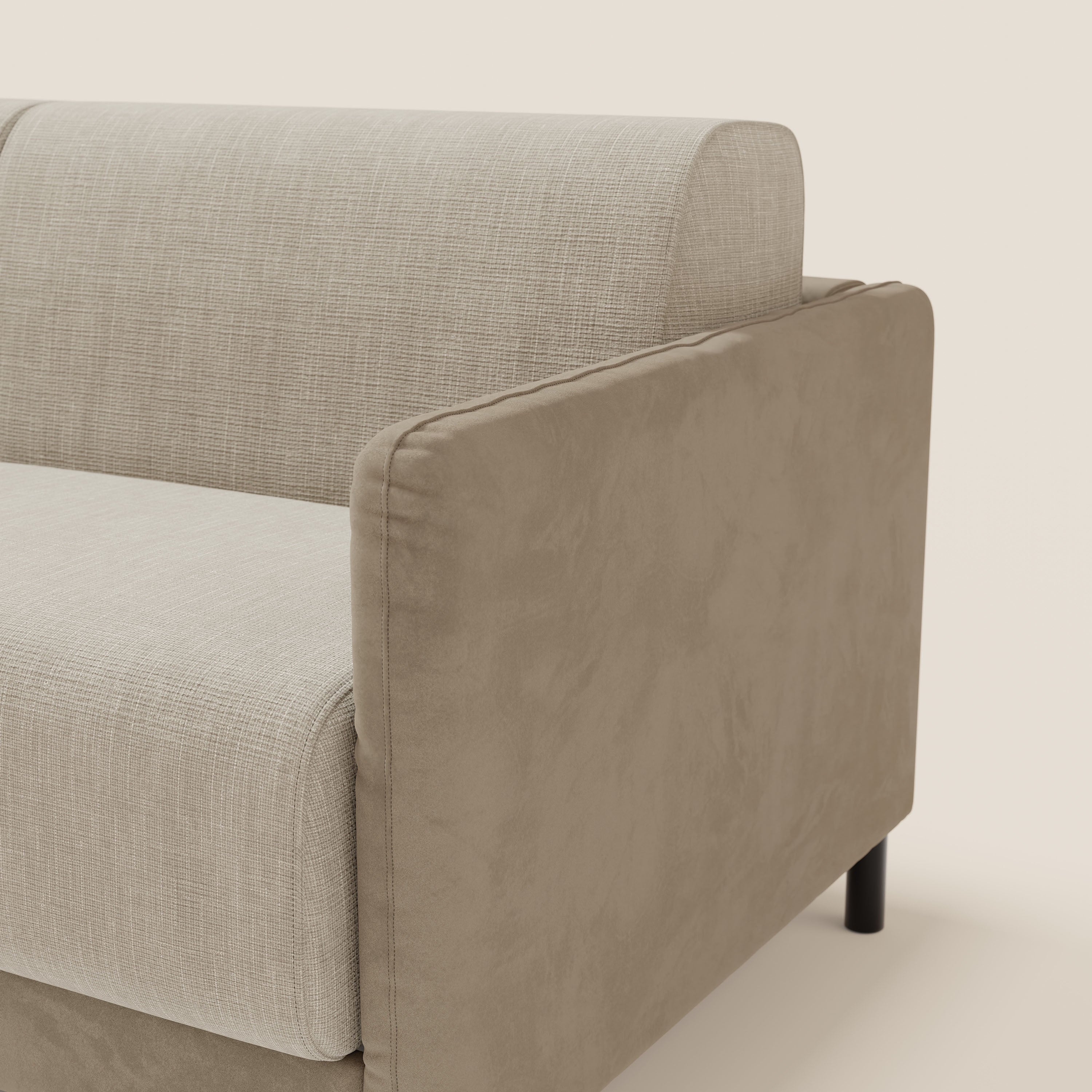Il divano letto Narciso di Divani.Store è caratterizzato da un design bicolore in microfibra lavabile T06 taupe e in elegante tessuto panna impermeabile, da gambe corte nere e da un materasso di 18 cm. Il divano minimalista è inserito in uno sfondo bianco sporco.