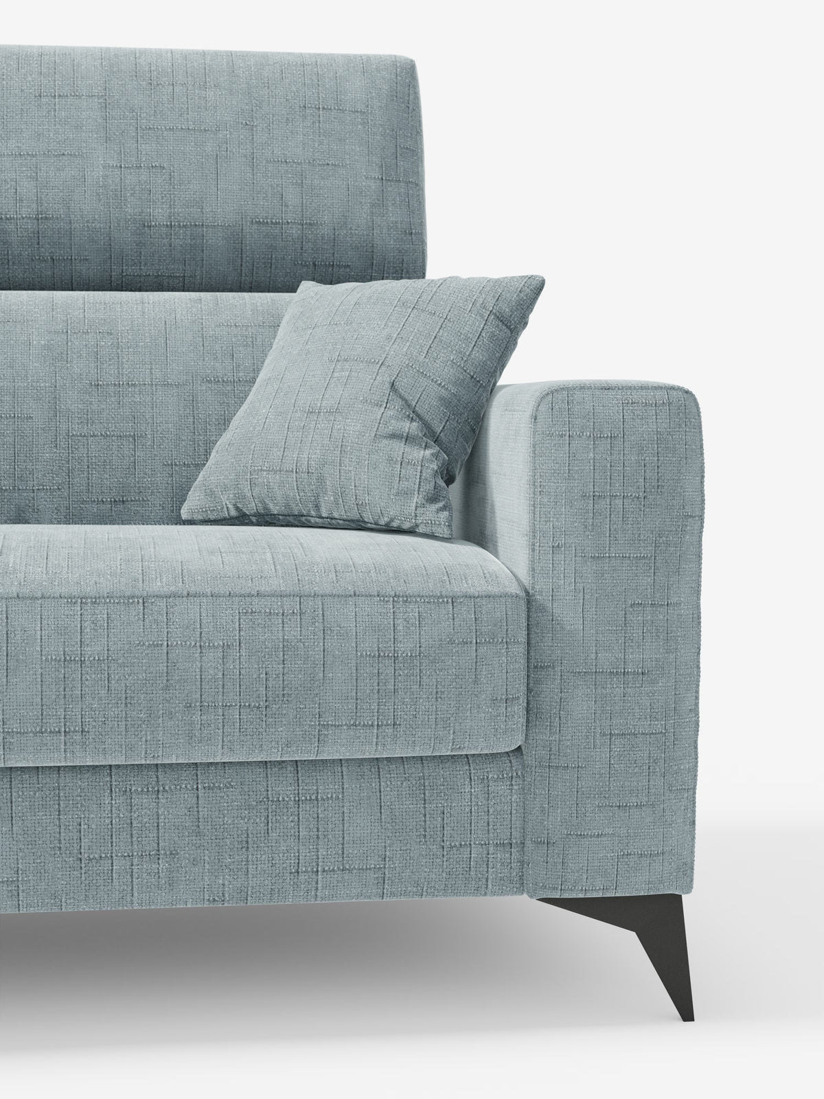 Un divano letto matrimoniale Pegaso in blu chiaro di Divani.Store, rivestito in tessuto jacquard T22 testurizzato e resistente alle macchie, caratterizzato da uno schienale dritto e braccioli squadrati. Un cuscino coordinato è appoggiato allo schienale e al bracciolo. Il design moderno è caratterizzato da gambe corte, nere e angolate ed è presentato su uno sfondo bianco. I poggiatesta reclinabili completano il suo stile funzionale.