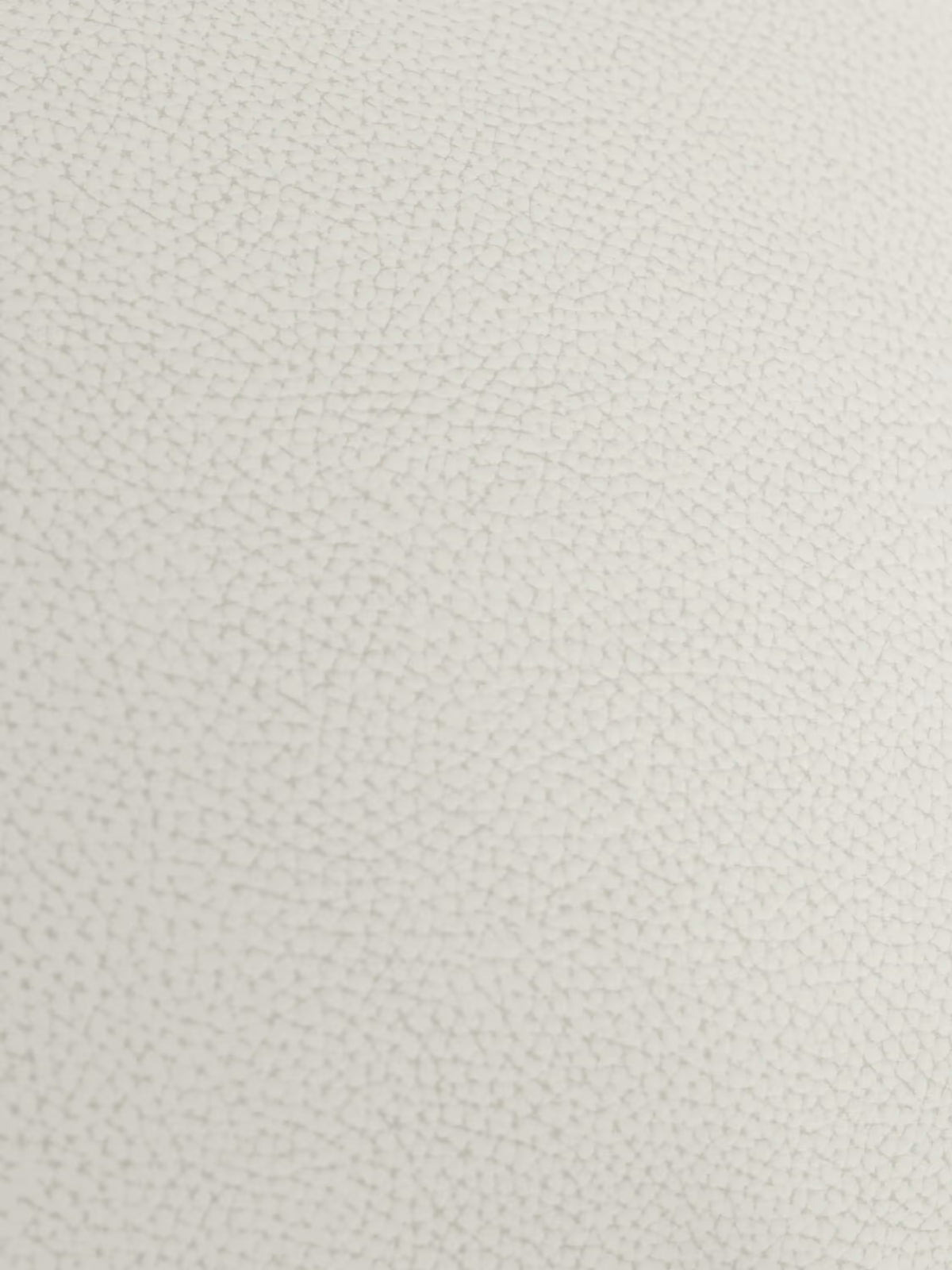 Primo piano della superficie bianca testurizzata del divano Chester 4 Posti 3 sedute in Vera Pelle – Chesterfield Capitonné Artigianale di Divani.Store, caratterizzata da un raffinato motivo di piccole crepe e linee interconnesse che formano una griglia sottile e irregolare. L’illuminazione uniforme mette in risalto la caratteristica trama della vera pelle tipica della lavorazione artigianale, senza ombre nette né variazioni di colore.