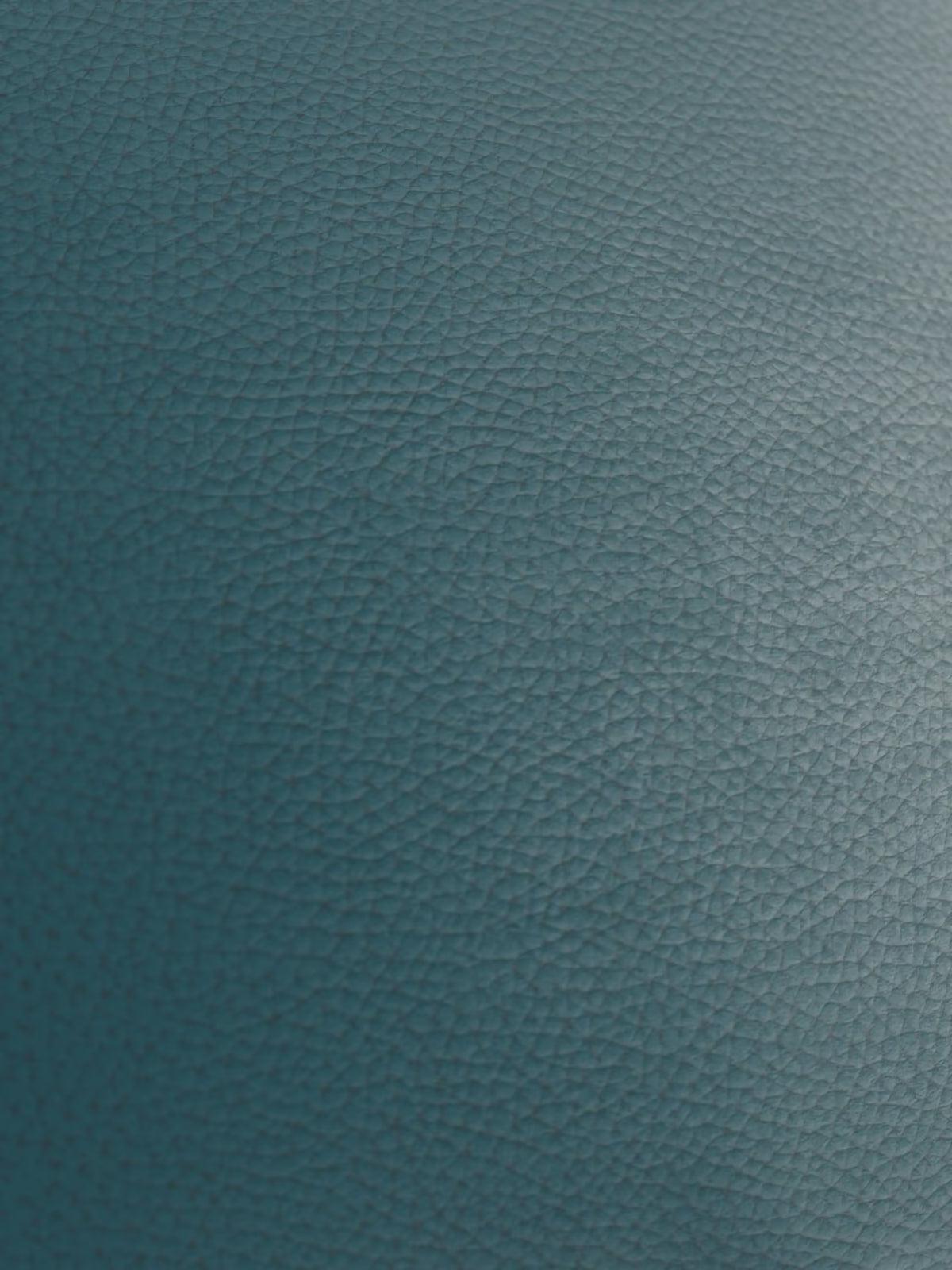 Primo piano di una superficie blu con texture, che richiama la qualità lussuosa del modello Chester – Divano Chesterfield in vera pelle spessorata a 2 e 3 posti di Divani.Store. L’illuminazione accentua la grana fine e leggermente in rilievo, caratteristica della pelle martellata di alta qualità, creando ombre delicate e conferendo una lucentezza e una profondità sottili che mettono in risalto la raffinata maestria artigianale. Non sono visibili forme o oggetti distinti.