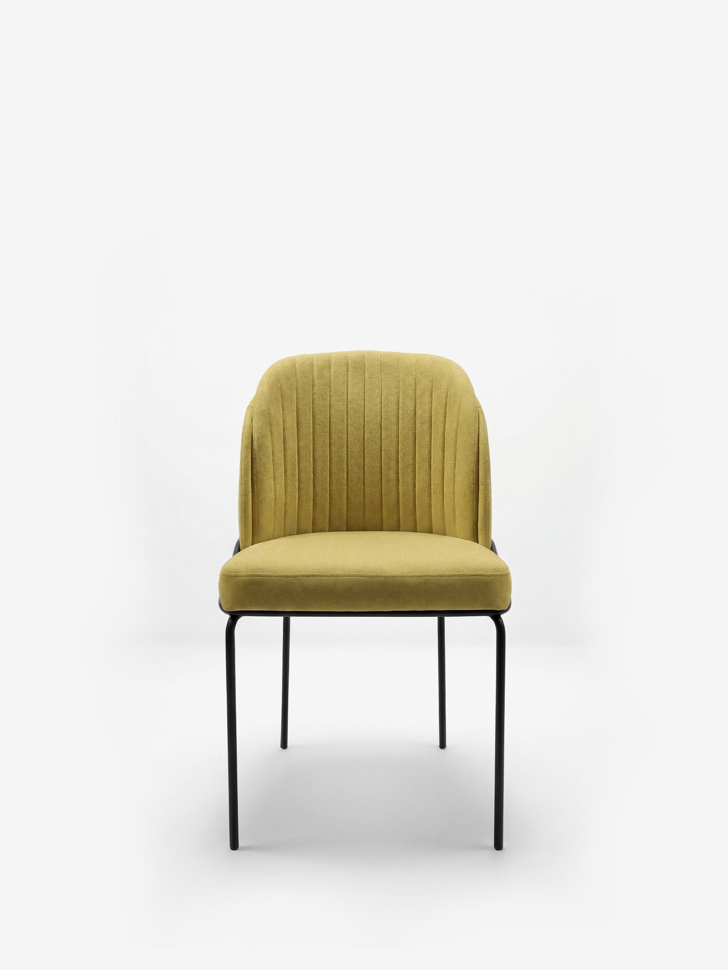 La sedia imbottita Plissè di Divani.Store presenta una seduta in tessuto impermeabile giallo senape, uno schienale plissettato e sottili gambe in metallo nero, per un design moderno e minimalista che risalta su uno sfondo bianco a tinta unita.