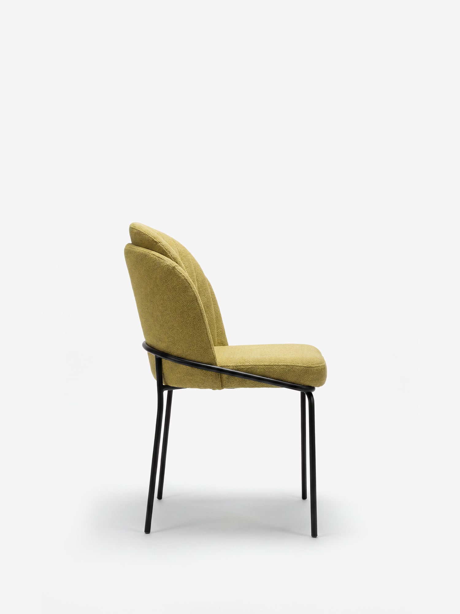 La sedia imbottita Plissè di Divani.Store è caratterizzata da un tessuto impermeabile giallo senape, uno schienale plissettato e sottili gambe in metallo nero, e presenta un design moderno e minimalista che risalta perfettamente su uno sfondo bianco.