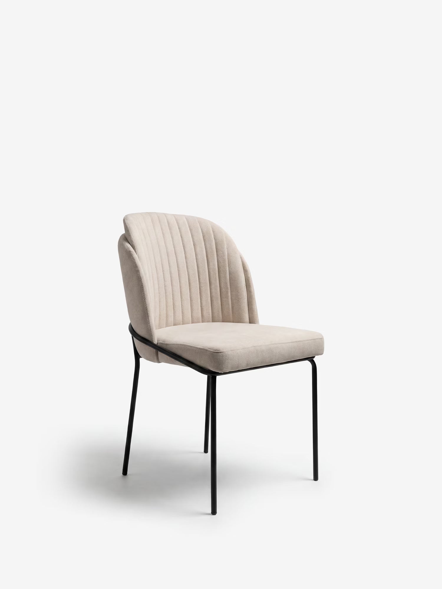 La sedia imbottita Plissè di Divani.Store, realizzata in tessuto impermeabile con schienale plissettato e gambe in metallo nero, presenta un design elegante e moderno senza braccioli, perfetto per gli ambienti contemporanei.
