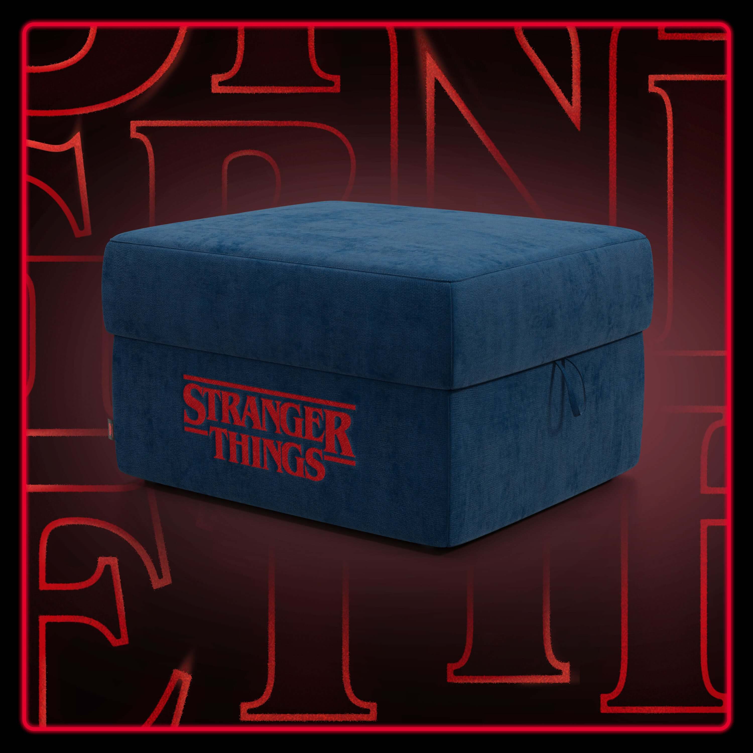 Il pouf Sun Contenitore Stranger Things Edition di Divani.Store è un pouf blu di 60x80 cm, resistente alle macchie e caratterizzato dal testo rosso in grassetto di "Stranger Things", dal design quadrato e felpato di Netflix, perfetto per i fan.