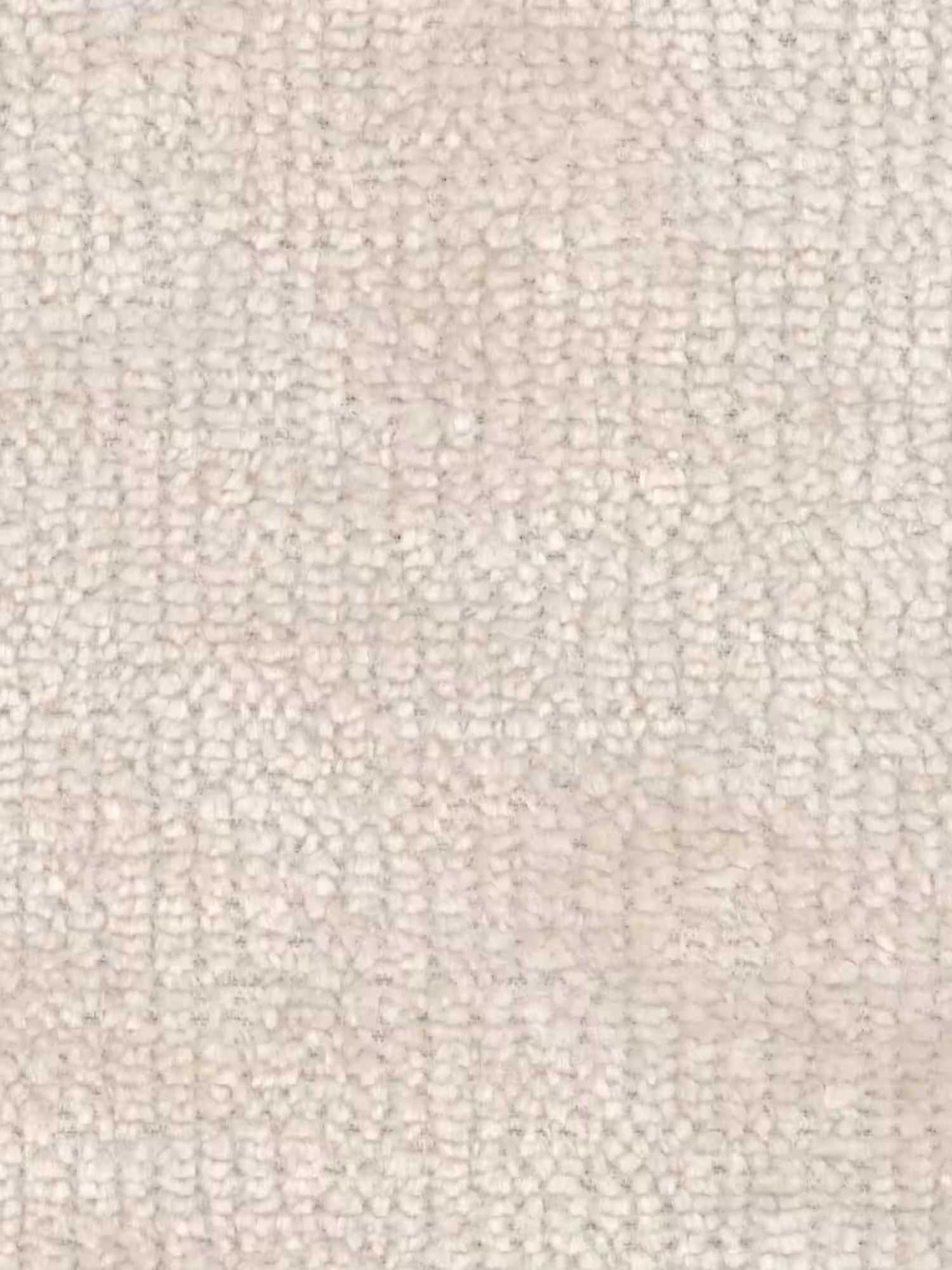 Primo piano sulla trama a riccioli di un tappeto beige. Il suo motivo delicato si abbina perfettamente alla sedia Etra in legno massello naturale con braccioli e rivestimento in tessuto OEKO-TEX® di Divani.Store, ideale per gli interni moderni di casa o dell’ufficio.