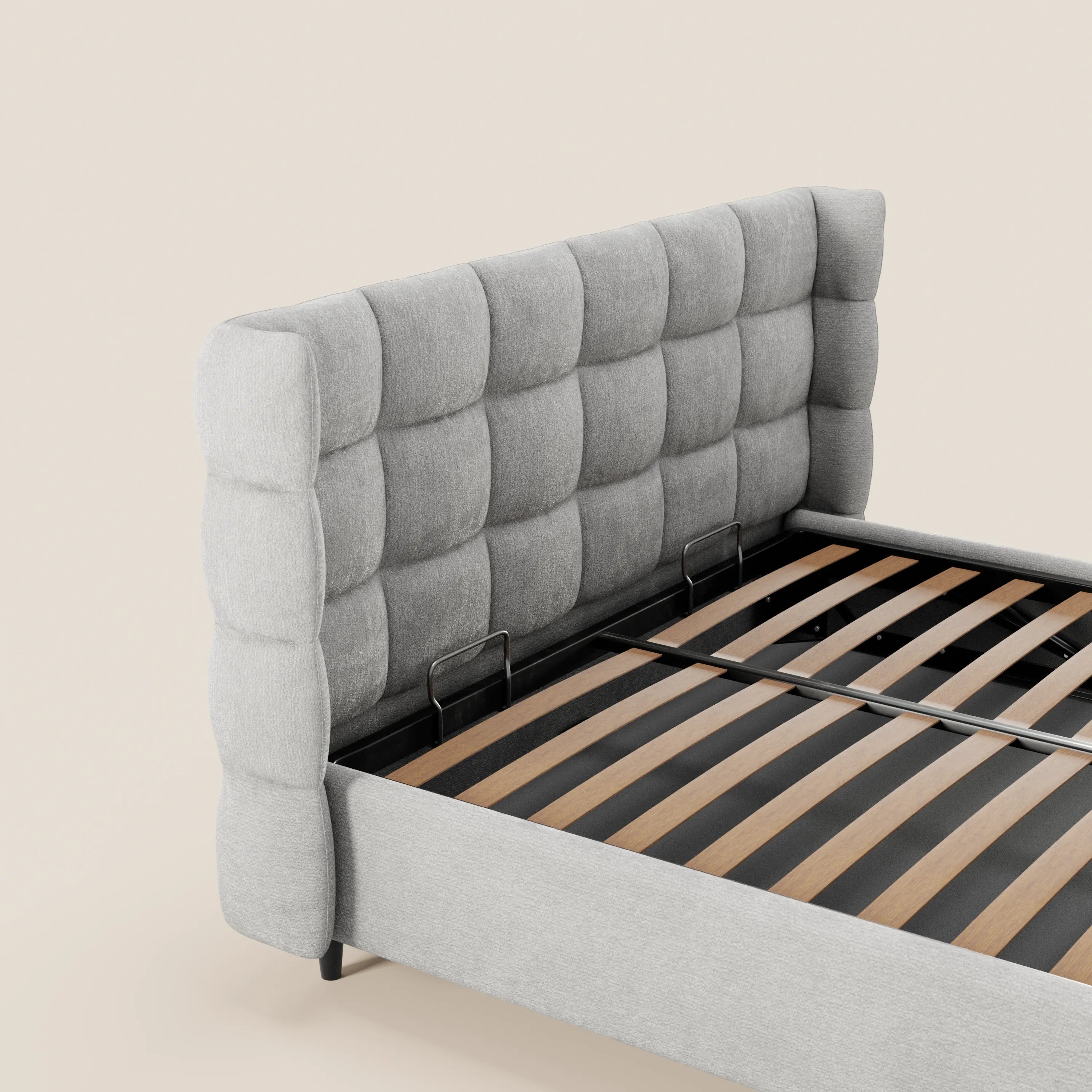 Il letto imbottito RAGNAR di Letti.store presenta una testiera avvolgente capitonné in elegante tessuto Oeko-Tex®, un pratico vano contenitore, una robusta base nera e doghe in legno: perfetto per dare un tocco di stile contemporaneo alla tua camera da letto.