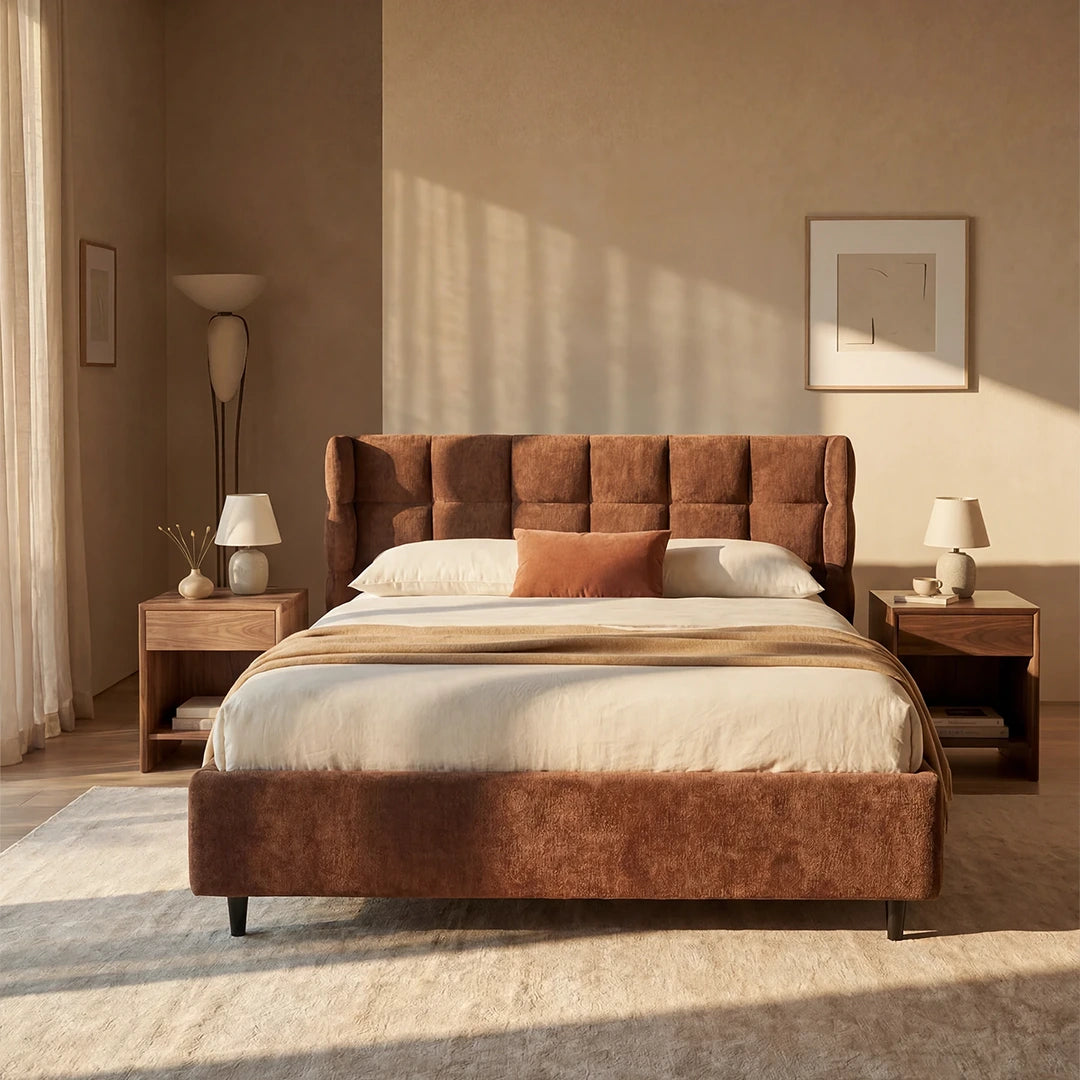 Una camera da letto moderna con il letto imbottito RAGNAR con contenitore e testiera capitonné di Letti.store, biancheria da letto beige, un lungo cuscino decorativo, due comodini in legno con lampade abbinate, arredi minimalisti, opere d’arte astratte, un tappeto dai toni neutri e ampie finestre.