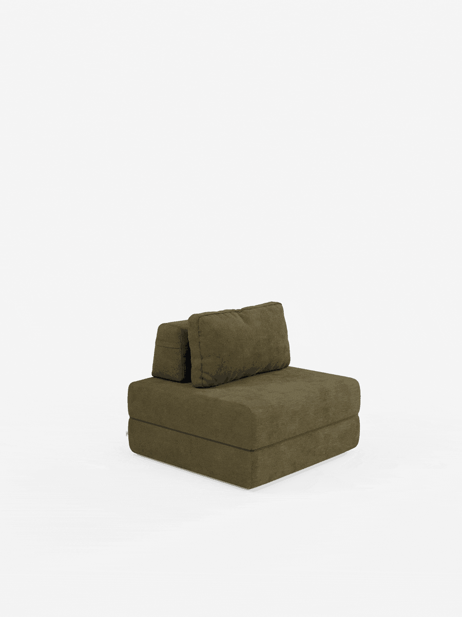 Una poltrona modulare senza braccioli color verde oliva di Divani.Store, la Rift, poltrona letto con materasso alto 24 cm e memory foam – schienale mobile e tessuto smacchiabile T31, è caratterizzata da un morbido cuscino dello schienale e da una base squadrata e imbottita. Presentata su uno sfondo bianco, questa poltrona salvaspazio è dotata di schienale mobile e tessuto antimacchia e può essere abbinata ad altre sezioni per creare un divano più grande o una composizione di sedute personalizzata.