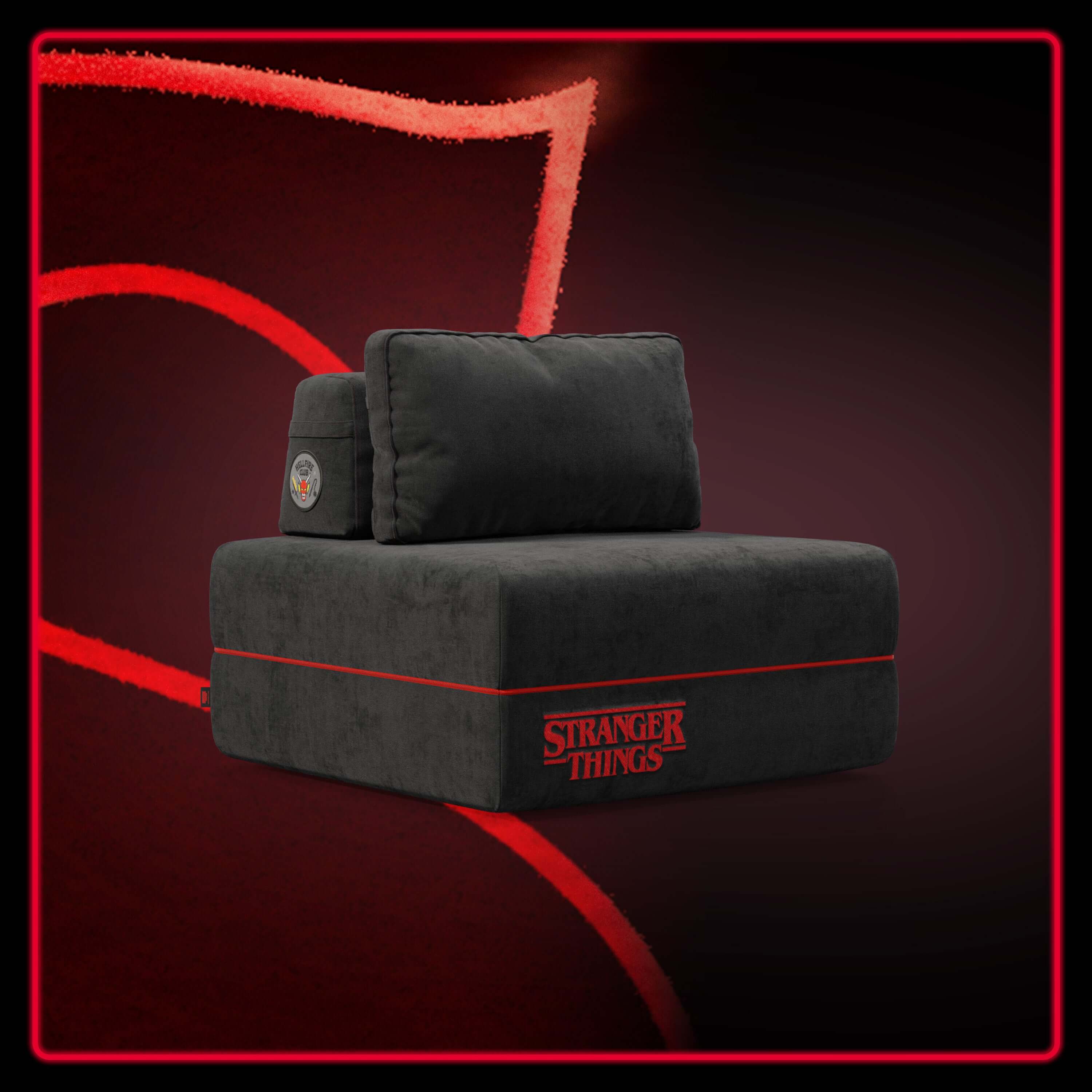 Divani.Store Rift poltrona letto STRANGER THINGS Edition: tessuto antracite antimacchia, materasso in memory foam alto 22 cm, con dettagli rossi e logo Stranger Things sul davanti, su sfondo scuro con riflessi neon rossi.