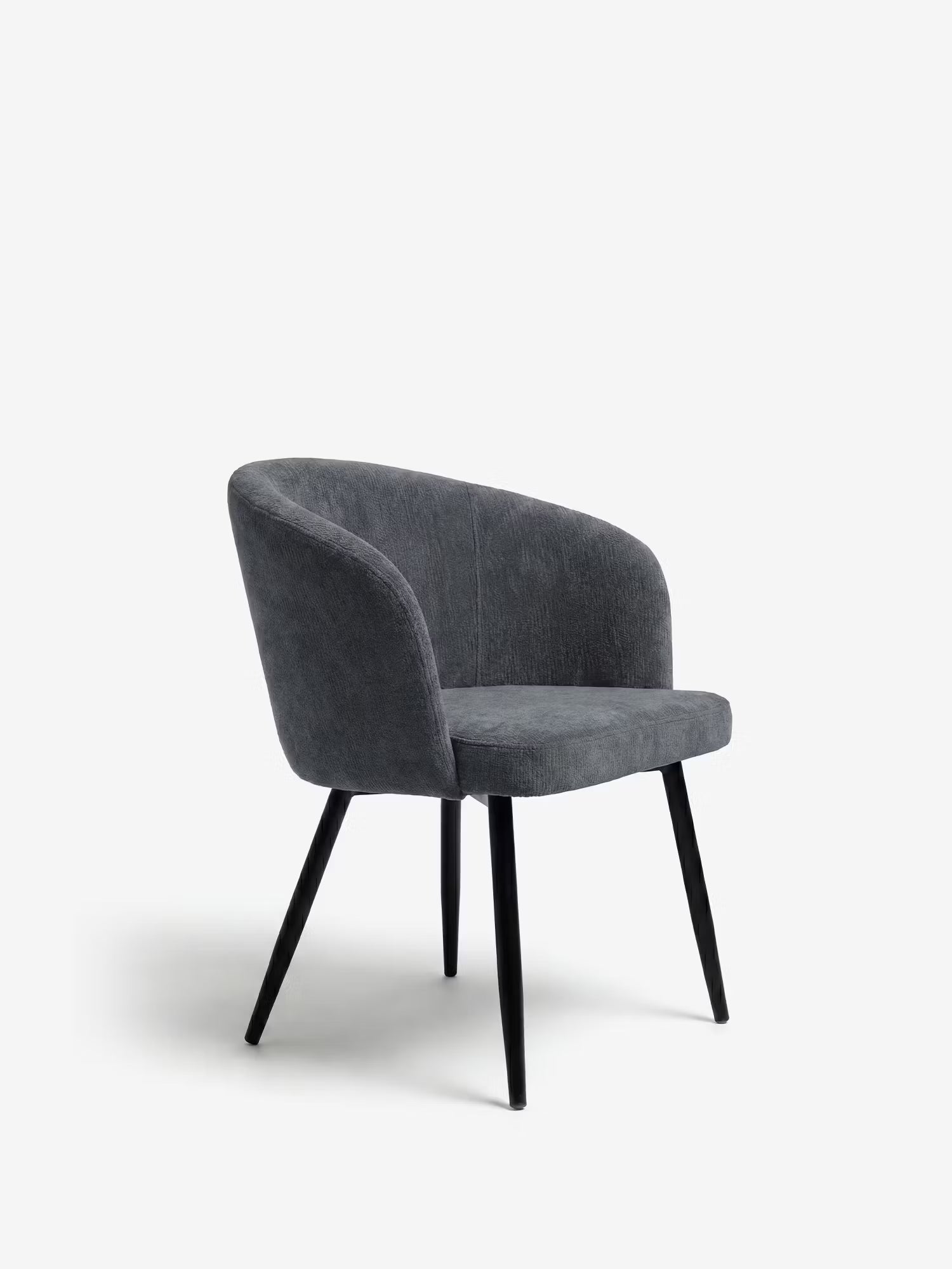 La poltrona Rovo con braccioli di Divani.Store è una poltrona moderna con schienale curvo rivestito in ciniglia e gambe in metallo nero, che offre uno stile minimalista per gli spazi contemporanei. Immagine ripresa su uno sfondo bianco a tinta unita.