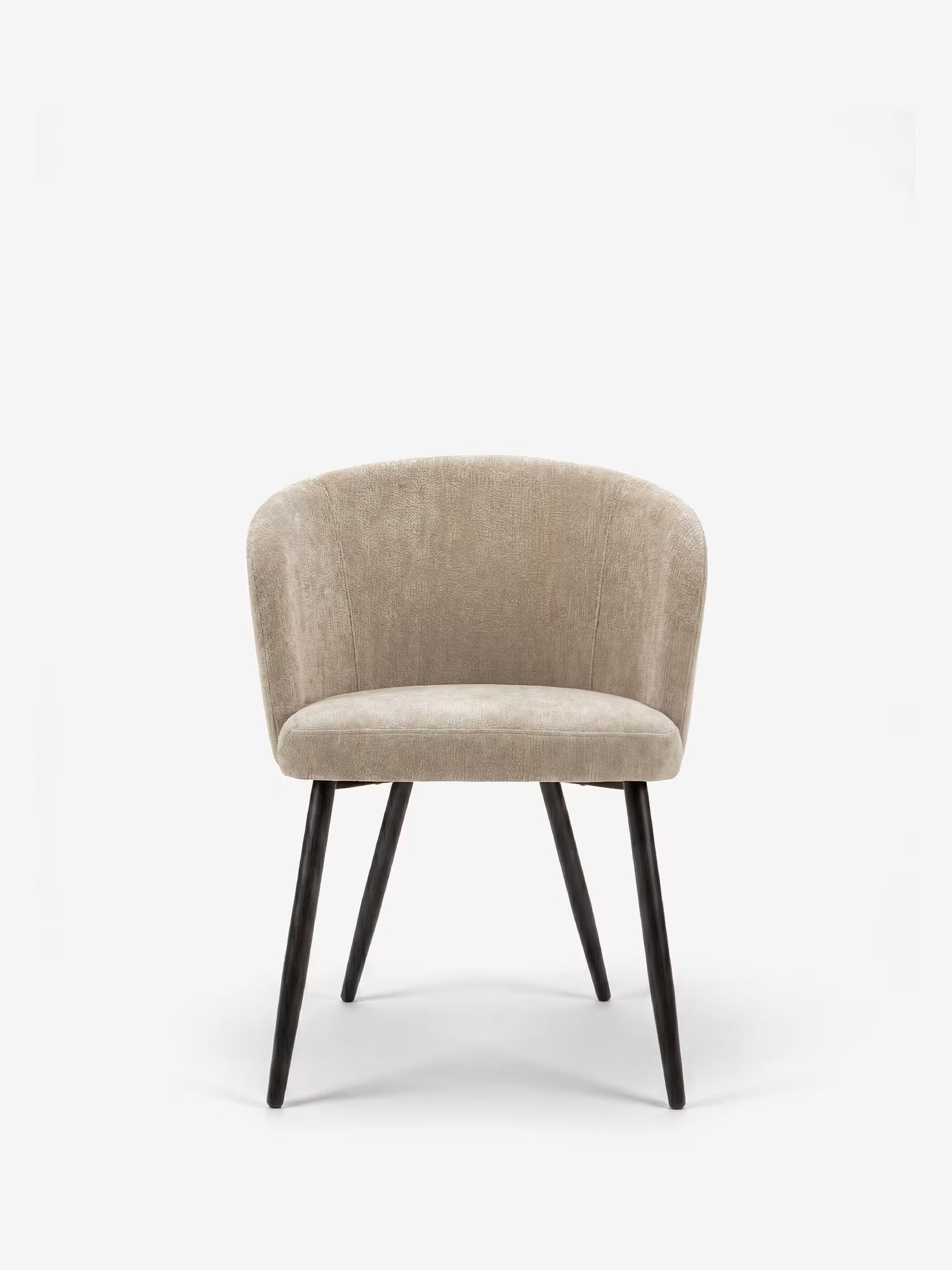 La sedia Rovo con braccioli di Divani.Store presenta uno schienale curvo, un morbido rivestimento in ciniglia e quattro gambe angolate in metallo nero, che le conferiscono un look elegante e moderno su uno sfondo bianco a tinta unita.