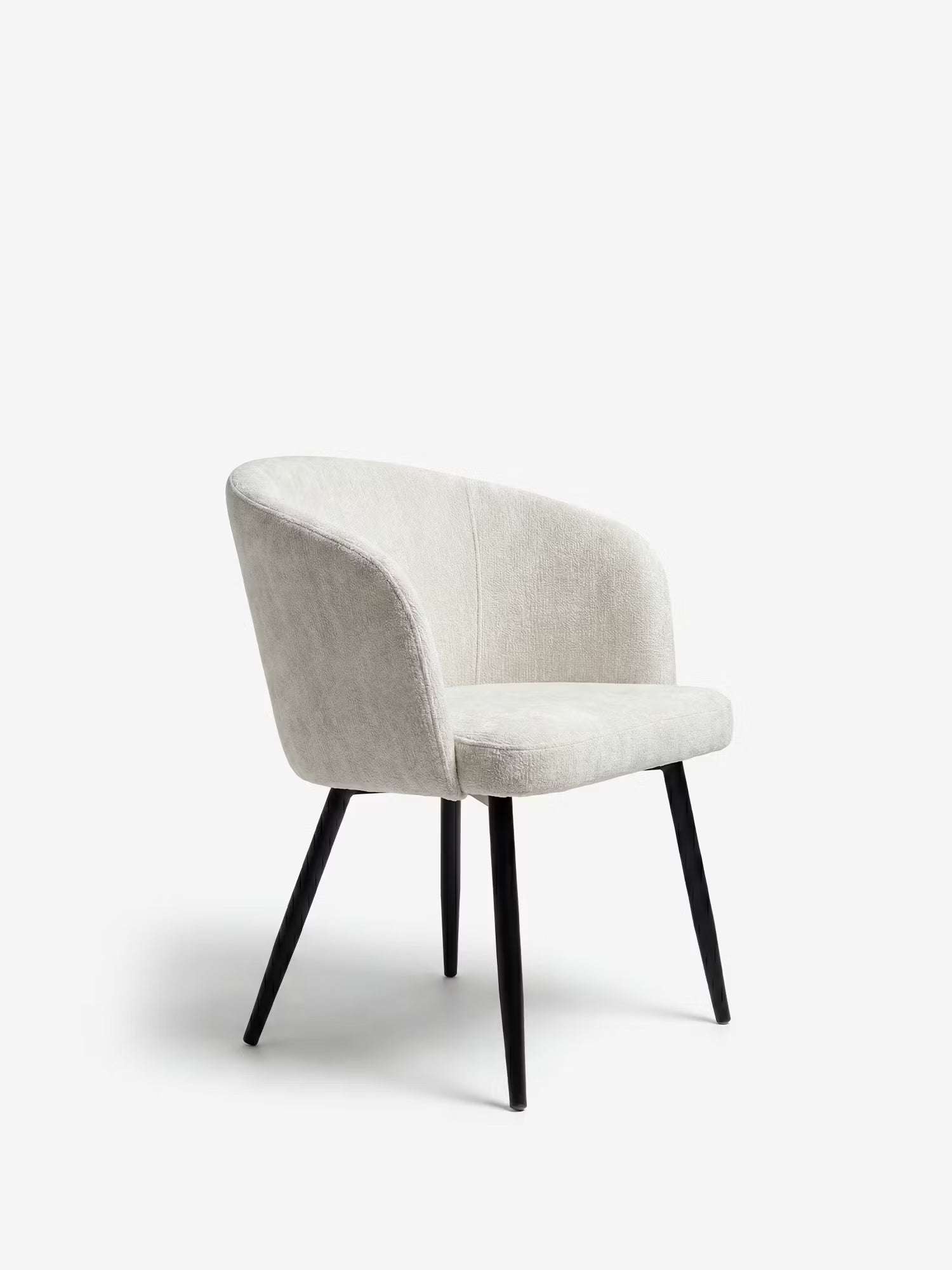 La Rovo Sedia con braccioli di Divani.Store presenta una seduta e uno schienale curvi rivestiti in ciniglia beige chiaro, con sottili gambe in metallo nero, che conferiscono alla sedia un aspetto minimalista e moderno su uno sfondo bianco a tinta unita.
