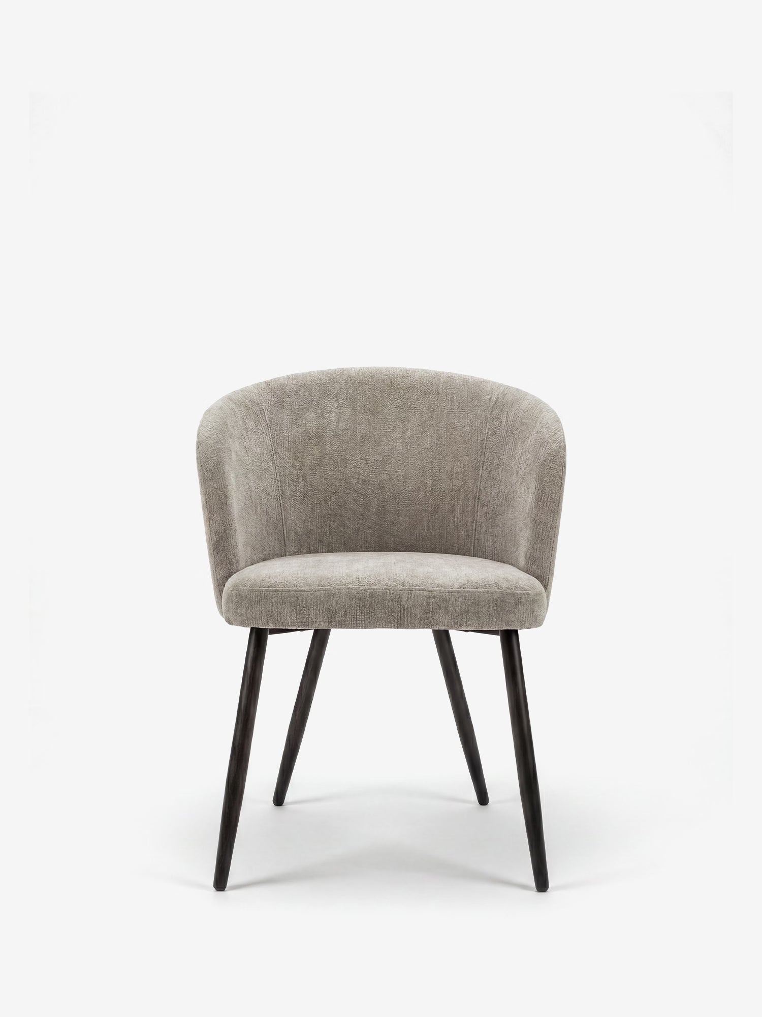 La Rovo Sedia con braccioli di Divani.Store è una poltrona di design moderno con schienale ricurvo, rivestita in tessuto ciniglia e dotata di gambe in metallo nero, qui raffigurata su uno sfondo bianco a tinta unita.