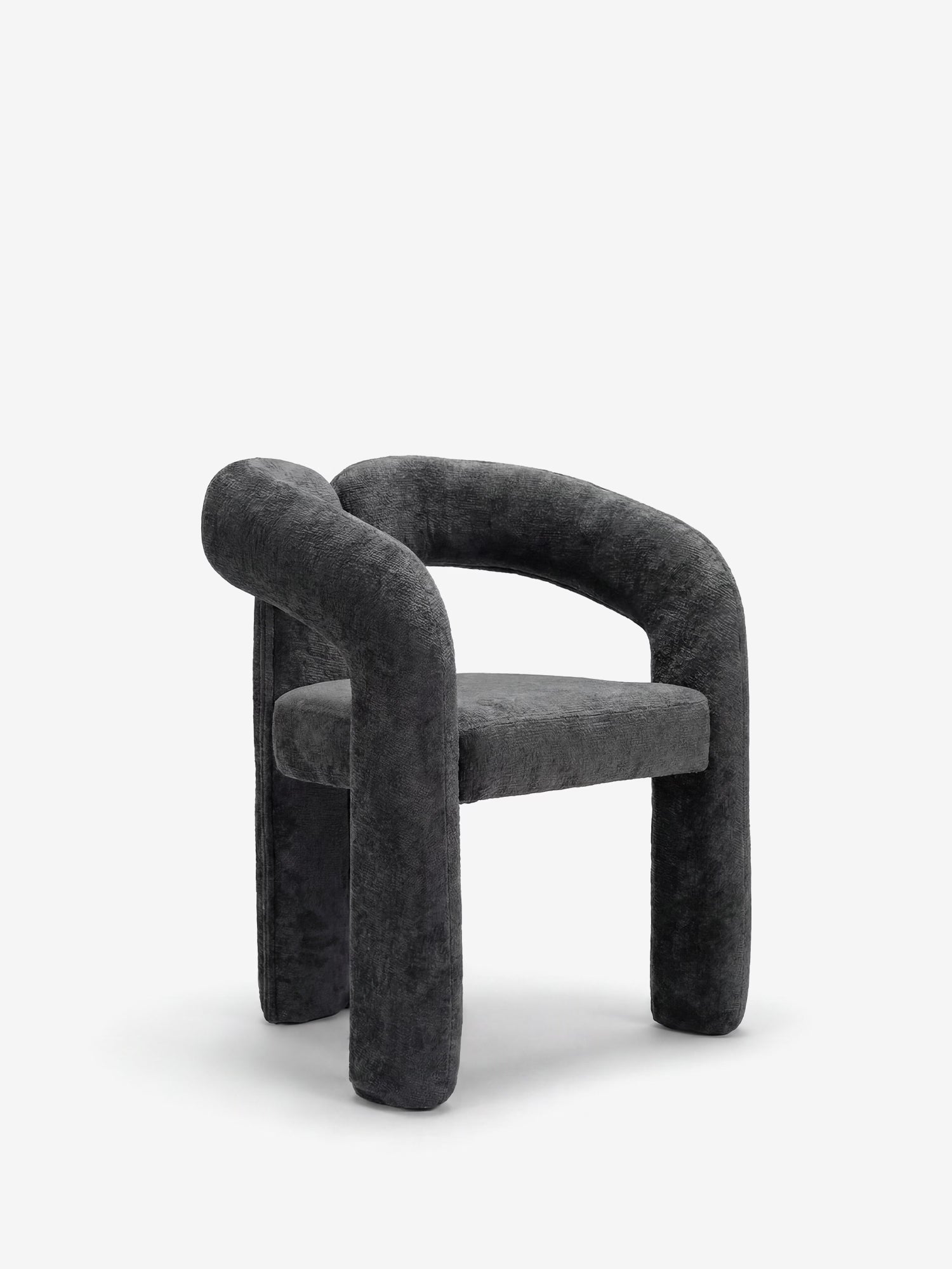 La sedia di design Sibilla di Divani.Store è una sedia interamente imbottita in tessuto, con struttura rivestita e caratterizzata da gambe cilindriche robuste, braccioli ad arco e schienale basso e curvo integrato.
