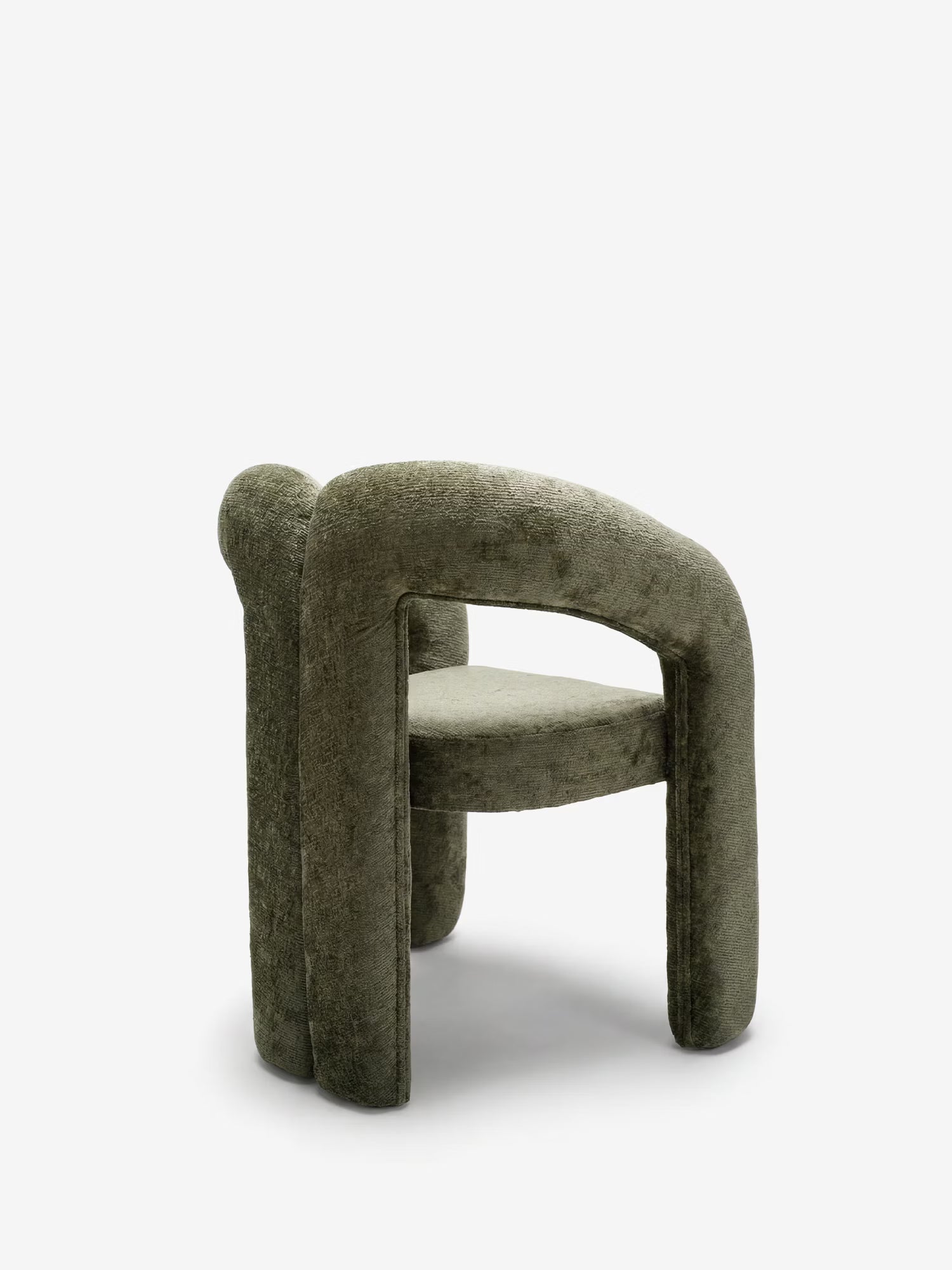 La sedia di design Sibilla di Divani.Store è una sedia interamente imbottita in tessuto verde oliva, caratterizzata da una forma arcuata, un'imbottitura morbida e linee scultoree che risaltano su uno sfondo bianco a tinta unita.