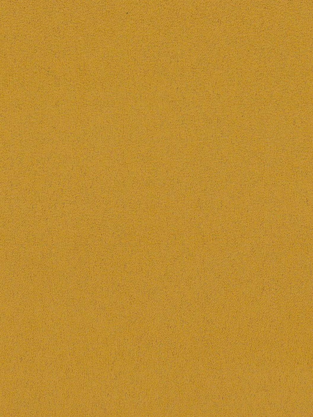 Un primo piano di una superficie gialla senape con texture, probabilmente il rivestimento in microfibra tecnica smacchiabile T11 del divano angolare con penisola e schienali traslanti “Eclipse” di Divani.Store. Il tessuto appare morbido e opaco, con un colore caldo e uniforme che richiama il comfort accogliente e l’eleganza contemporanea offerti dagli schienali regolabili di questo divano componibile.