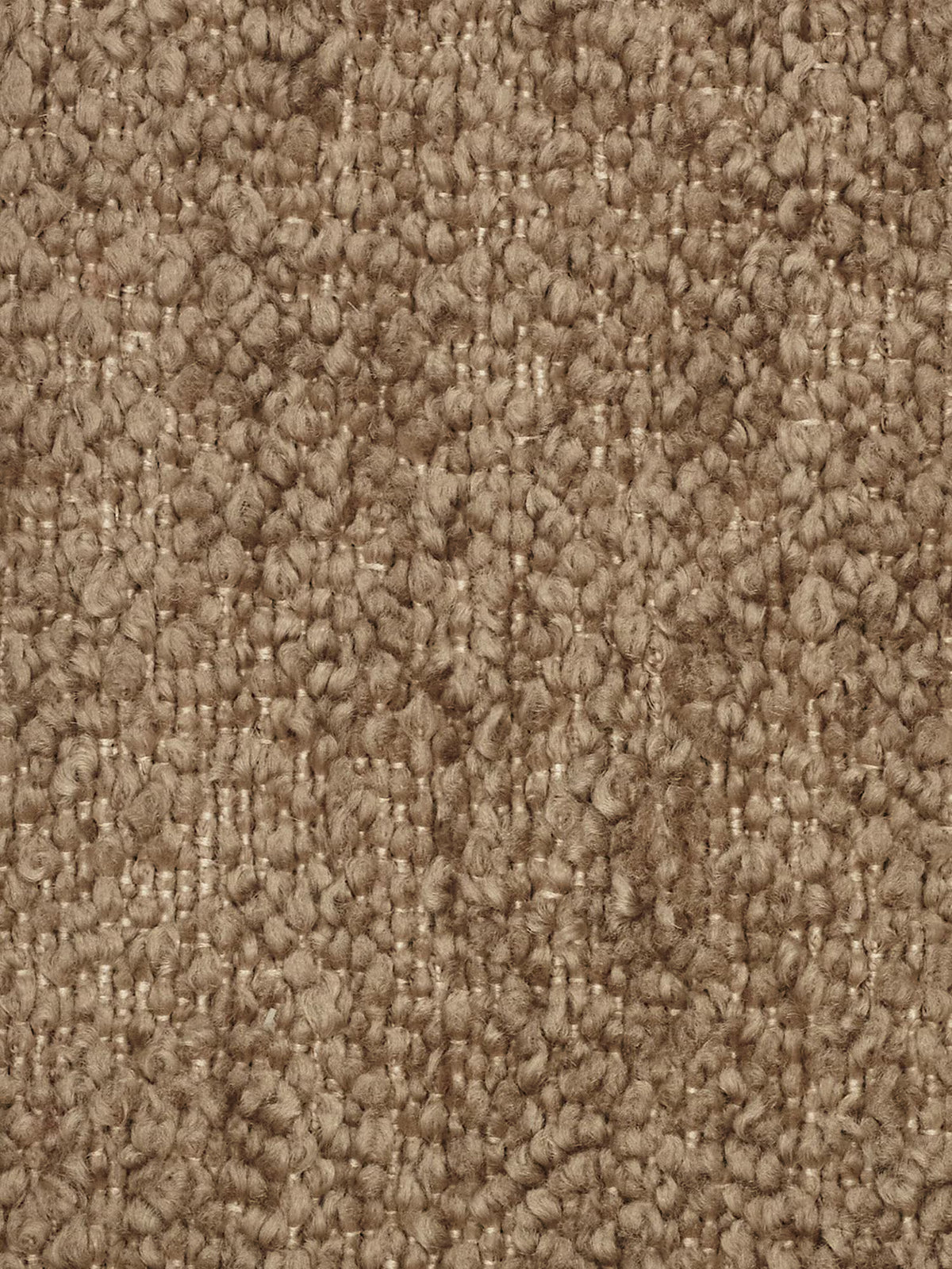 Primo piano del divano componibile a 3 posti “Mosaic” in bouclé di Divani.Store. Il rivestimento capitonné presenta un pelo ad anelli e un effetto bouclé, con fibre intrecciate a trama fitta che creano una superficie morbida e leggermente ruvida al tatto. Presentato in una calda tonalità di marrone medio (T21), il tessuto antimacchia presenta sottili variazioni di sfumatura che conferiscono maggiore profondità ed eleganza.