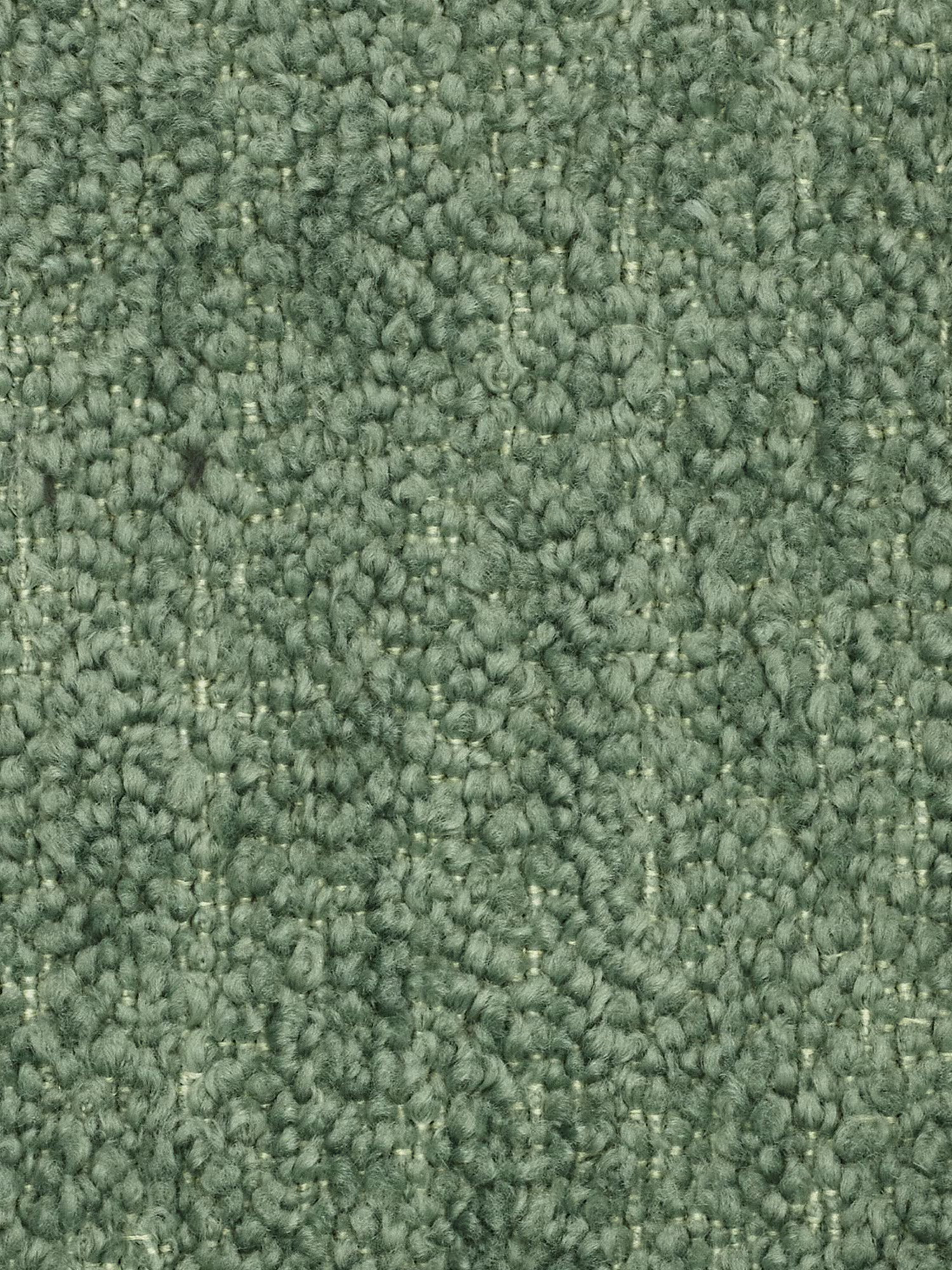 Primo piano sulla trama a riccioli di un tappeto verde: un abbinamento perfetto per il divano angolare componibile e modulare Mosaic in bouclé, con rivestimento capitonné e design in tessuto smacchiabile T21 di Divani.Store, in un salotto moderno. La superficie presenta anelli di filato corti e fitti che formano un motivo morbido, leggermente irregolare, simile a una griglia. Il colore è un verde medio tenue con sottili sfumature lungo le fibre.