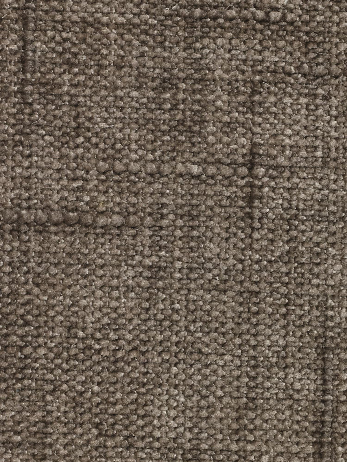 Primo piano di un tappeto in jacquard marrone con trama a rilievo e motivo a griglia. Le fibre intrecciate a trama fitta creano una superficie ruvida e irregolare con sottili variazioni cromatiche tra il marrone chiaro e il beige, conferendo un aspetto leggermente screziato e strutturato: una base ideale su cui posizionare il divano letto angolare Pegaso con poggiatesta reclinabili e penisola contenitore in tessuto jacquard smacchiabile T22 di Divani.Store, perfetto per valorizzare qualsiasi ambiente