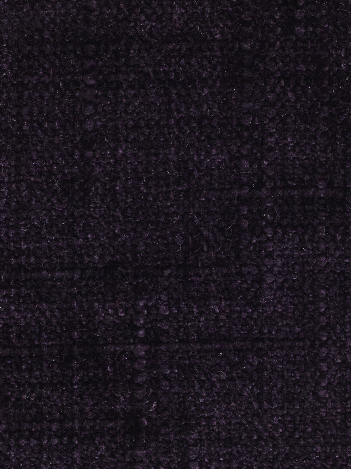 Un primo piano di un tessuto jacquard viola scuro dalla trama ruvida, con una superficie morbida a riccioli, caratteristica del divano letto angolare Pegaso con poggiatesta reclinabili e penisola contenitore in tessuto jacquard smacchiabile T22 di Divani.Store. I fili intrecciati a trama fitta creano un motivo uniforme con sottili variazioni di sfumatura dovute al gioco di luci e ombre sul materiale, rendendolo una scelta ideale per il rivestimento di elementi versatili come questo moderno divano