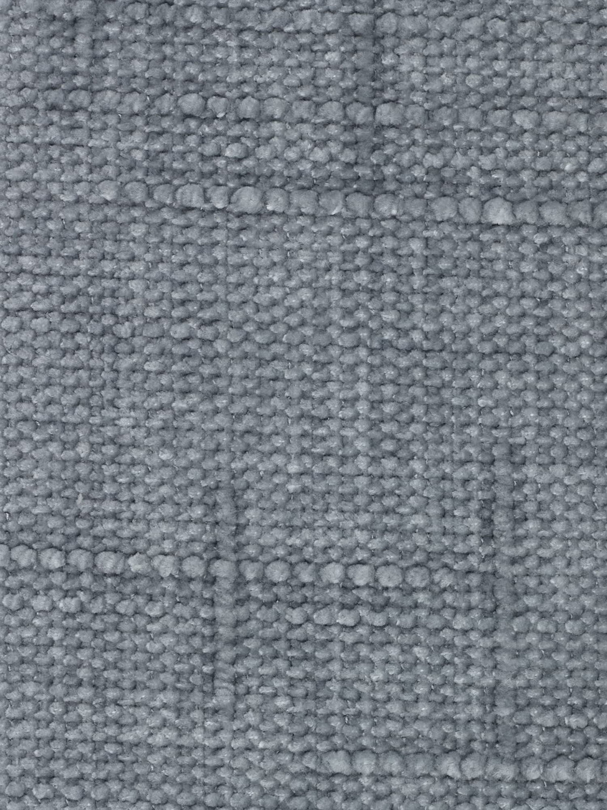 Primo piano del tessuto jacquard grigio (T22) utilizzato per il divano letto matrimoniale Pegaso con poggiatesta reclinabili di Divani.Store. Il tessuto antimacchia presenta una superficie testurizzata e dalla trama morbida con un motivo a griglia in rilievo: le linee orizzontali e verticali creano segmenti rettangolari che conferiscono un effetto visivo accattivante. Questo materiale elegante e funzionale rende il modello Pegaso la scelta ideale per arredi moderni e di stile, come un divano letto