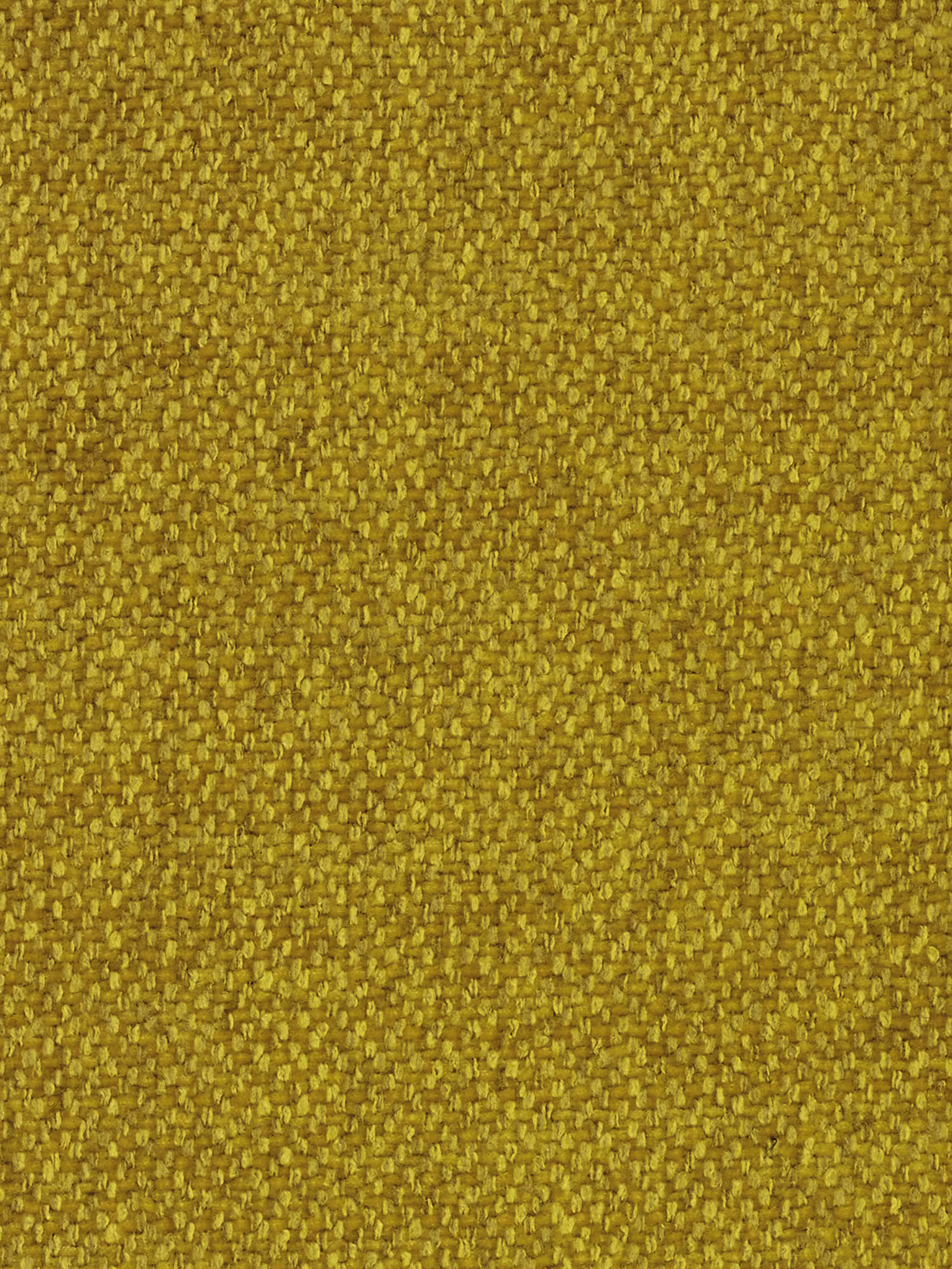 Primo piano del tessuto T23 giallo senape, resistente alle macchie, utilizzato per il divano letto matrimoniale angolare “Sole” con penisola contenitore e poggiatesta reclinabili di Divani.Store. La trama presenta un motivo fitto e strutturato di fili intrecciati, caratterizzato da notevole uniformità e regolarità, che crea una superficie leggermente ruvida ma ricca di dettagli: una scelta eccellente per il rivestimento di mobili moderni in stile scandinavo.