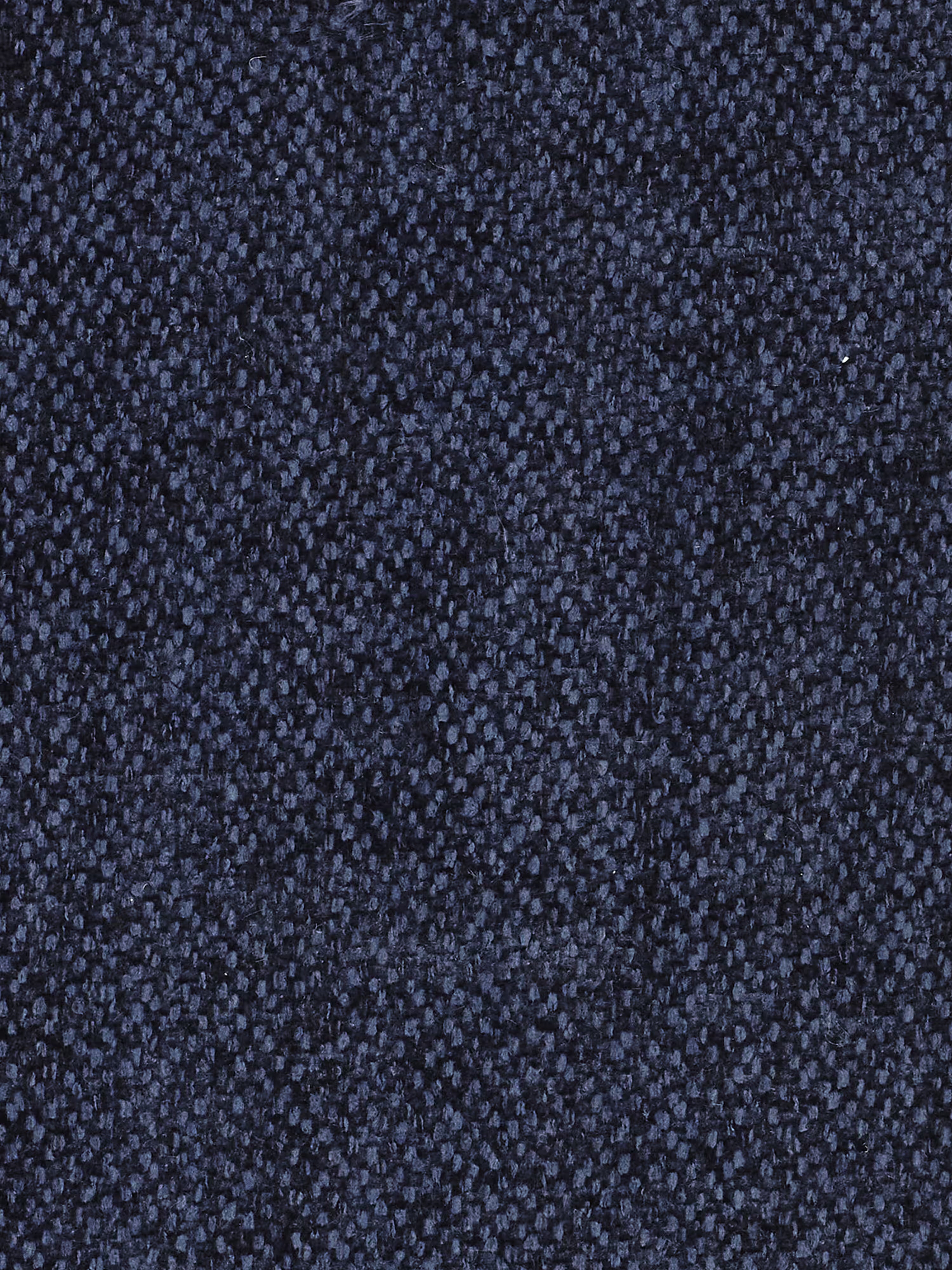Primo piano su un tessuto blu navy scuro dalla trama particolare, tipico del modello Sole Divano letto matrimoniale angolare con penisola contenitore e poggiatesta reclinabili - tessuto smacchiabile T23 di Divani.Store. La superficie morbida e leggermente felpata è costituita da minuscole fibre fitte che creano un motivo screziato e variegato, conferendo al materiale antimacchia un aspetto ricco e lussuoso. Non sono visibili cuciture né oggetti; il motivo rimane uniforme su tutta l’immagine.