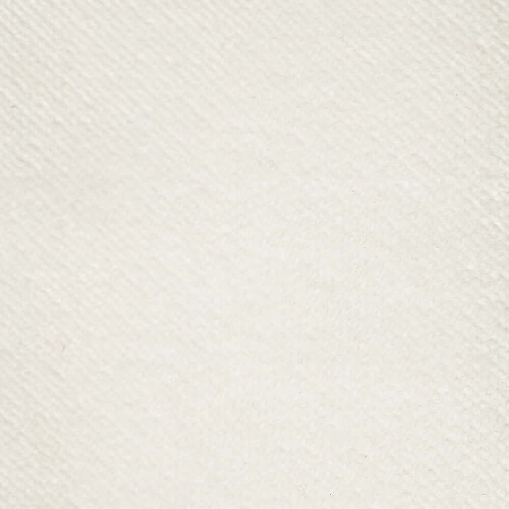 Primo piano di T30 Gioiello tessuto Vellutato di Divani.Store in bianco sporco, caratterizzato da un tocco morbido, un aspetto elegante e una sottile trama diagonale. Le sue linee sottili e la superficie smacchiabile Fast Clean offrono un tessuto raffinato e di alta qualità, ideale per spazi eleganti.