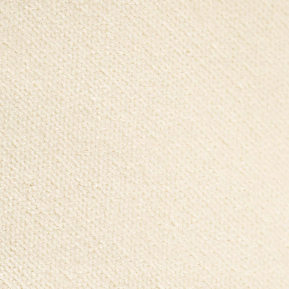 Primo piano di T30 Gioiello di Divani.Store: un tessuto vellutato di alta gamma color crema, morbido al tatto ed elegante al tatto. È caratterizzato da una trama fitta con asperità in rilievo, senza disegni visibili, ed è certificato Oeko-tex e resistente alle macchie Fast Clean.