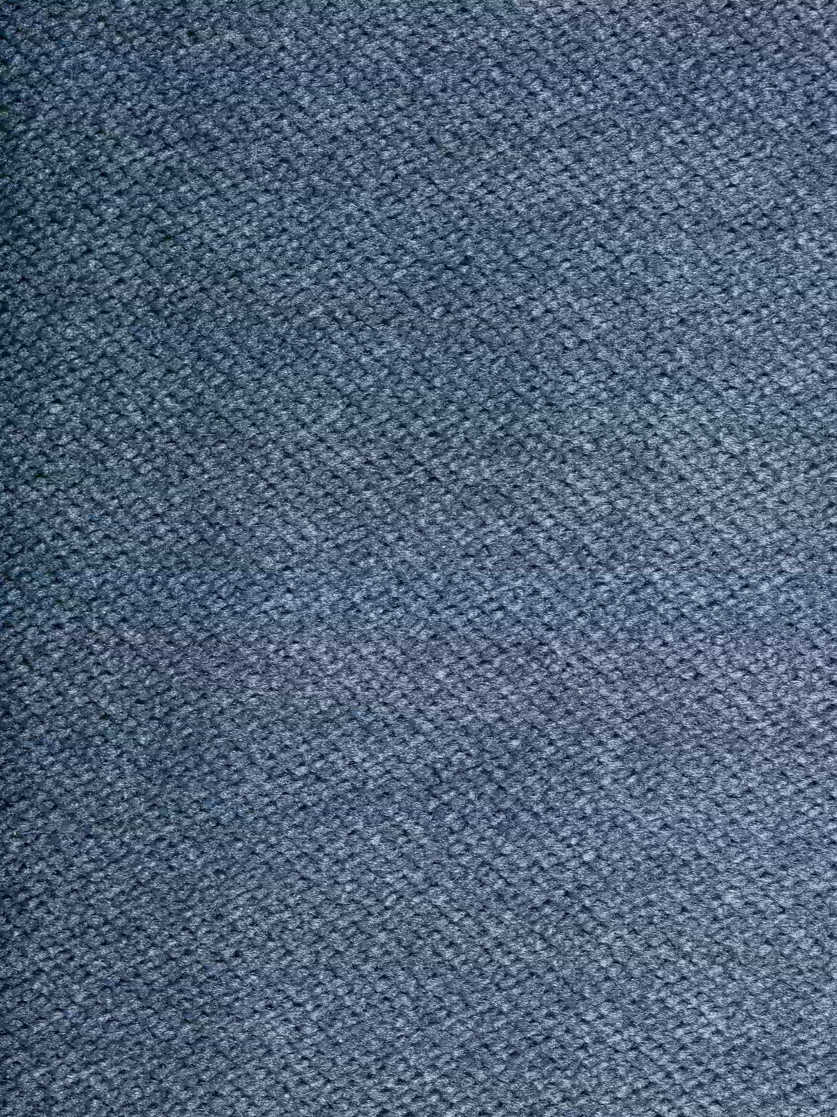 Primo piano del tessuto smacchiabile T30 blu-grigio effetto velluto, dalla trama raffinata, utilizzato per il divano letto di design Capri con piedini alti di Divani.Il tessuto, caratterizzato da una delicata trama a rombi o a nido d'ape e da morbide tonalità screziate, mette in risalto la raffinata manifattura italiana tipica dei divani letto reclinabili di alta qualità.