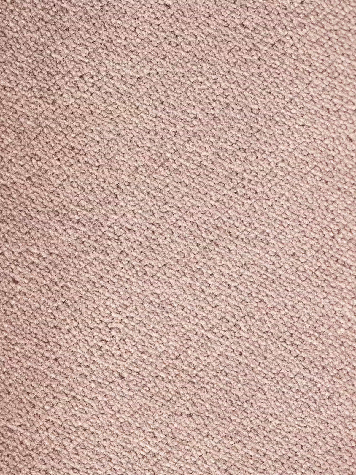 Primo piano sul raffinato tessuto effetto velluto (T30), resistente alle macchie, che riveste il divano letto modello Capri di Divani.Store. La superficie rosa presenta un motivo a trama fitta, con piccoli fili visibili che creano una delicata trama diagonale che al tatto risulta morbida e leggermente ruvida.