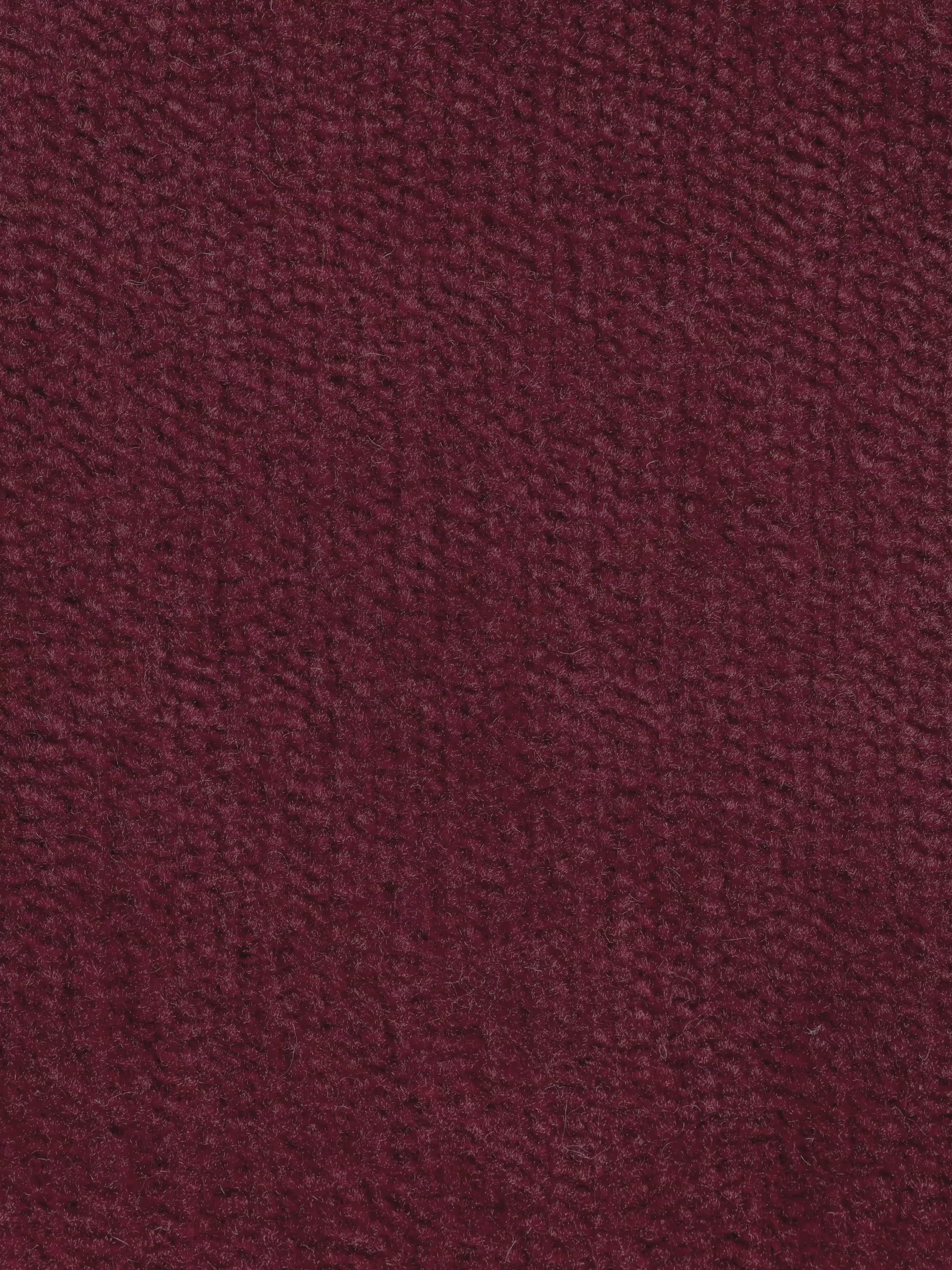 Primo piano del tessuto T31, di colore rosso bordeaux intenso e con texture, resistente alle macchie: perfetto per un'elegante poltrona letto Rift con materasso alto 22 cm e memory foam di Divani.Store. Il motivo della trama presenta sottili linee orizzontali e verticali, che conferiscono al materiale un aspetto morbido, leggermente sfumato e caldo, ideale per un'accogliente poltrona trasformabile con schienale mobile. Non sono visibili oggetti o motivi distinti oltre alla trama del tessuto.