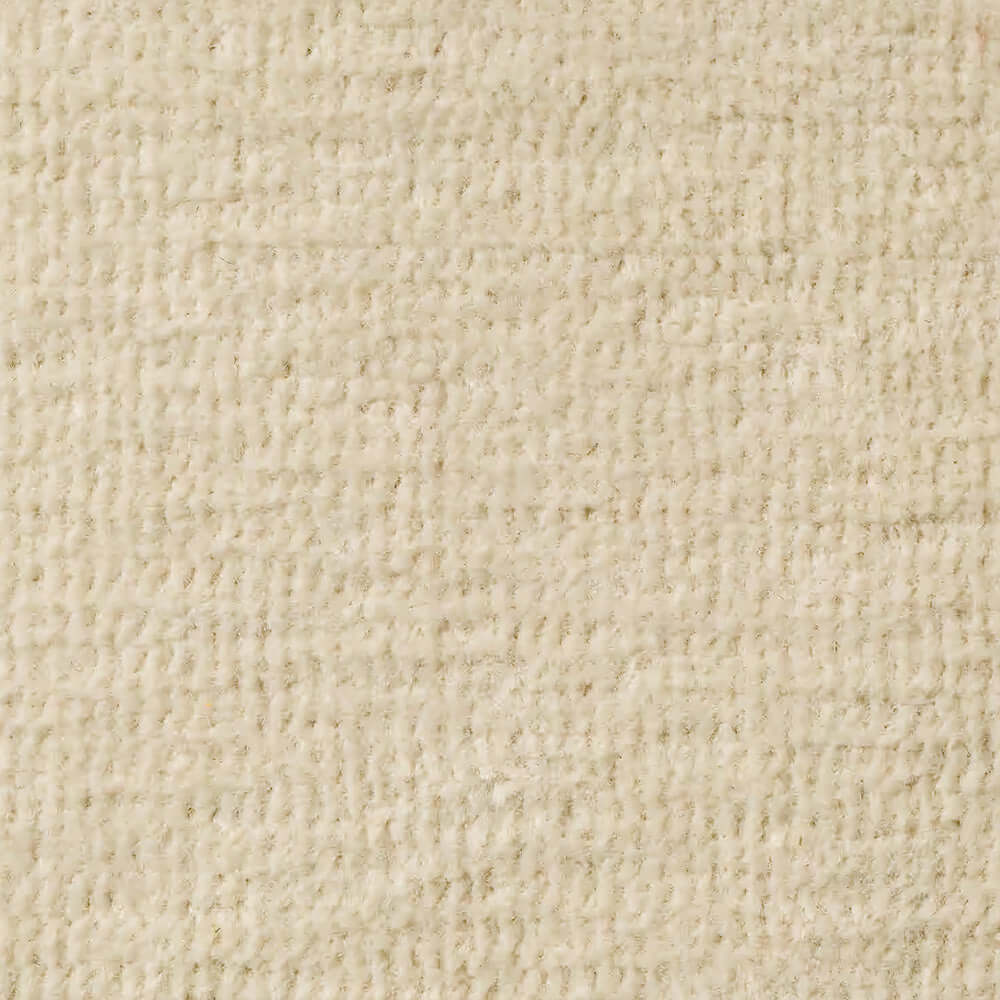 Primo piano di T31 BOLERO di Divani.Store, un morbido tessuto color crema con un sottile motivo a griglia ondulata; smacchiabile, impermeabile, irrestringibile Fast Clean, pet-friendly e progettato per il comfort.