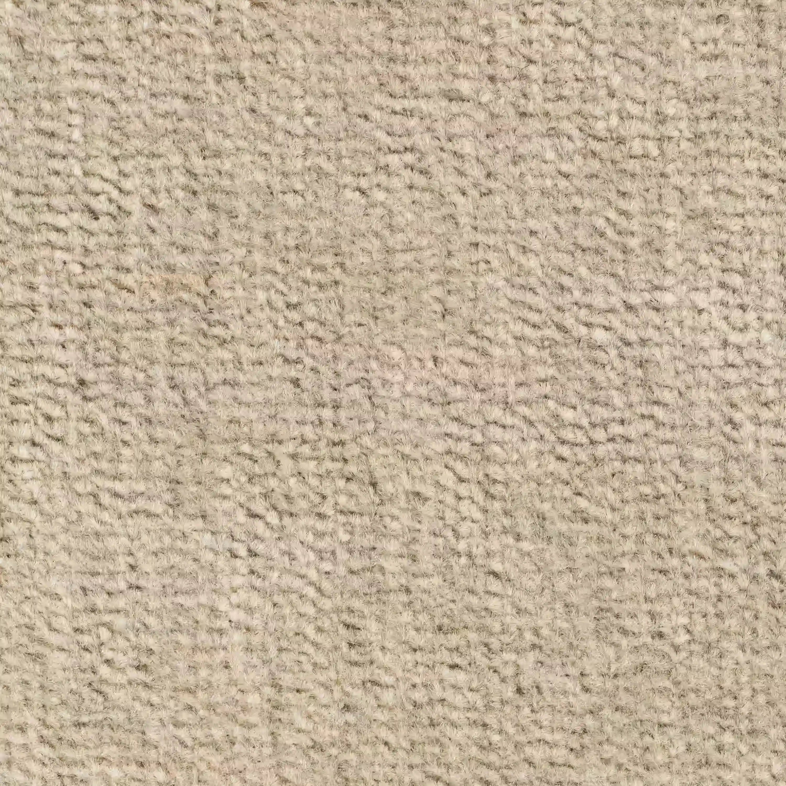 Primo piano di un tappeto beige, fitto e a pieghe, dalla texture morbida e uniforme, ideale per Monarch Divano angolare con penisola e Relax Elettrico di Divani.Store. I toni neutri e le sottili screziature si abbinano bene agli imbottiti moderni.