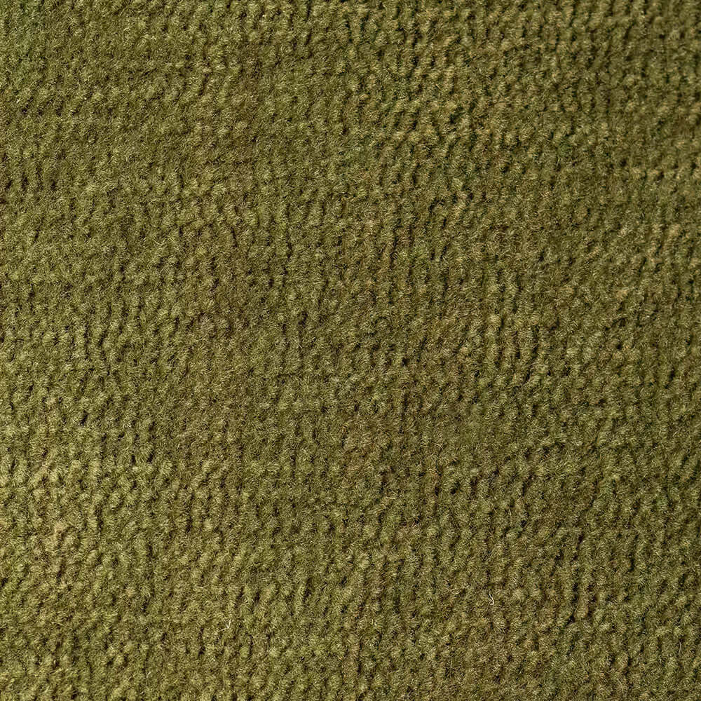 Primo piano di T31 BOLERO di Divani.Store: un raffinato tessuto marrone-verdastro smacchiabile e impermeabile, caratterizzato da una trama morbida e ondulata. La tecnologia Fast Clean assicura una facile rimozione delle macchie e una durata irrestringibile, perfetta per gli imbottiti.
