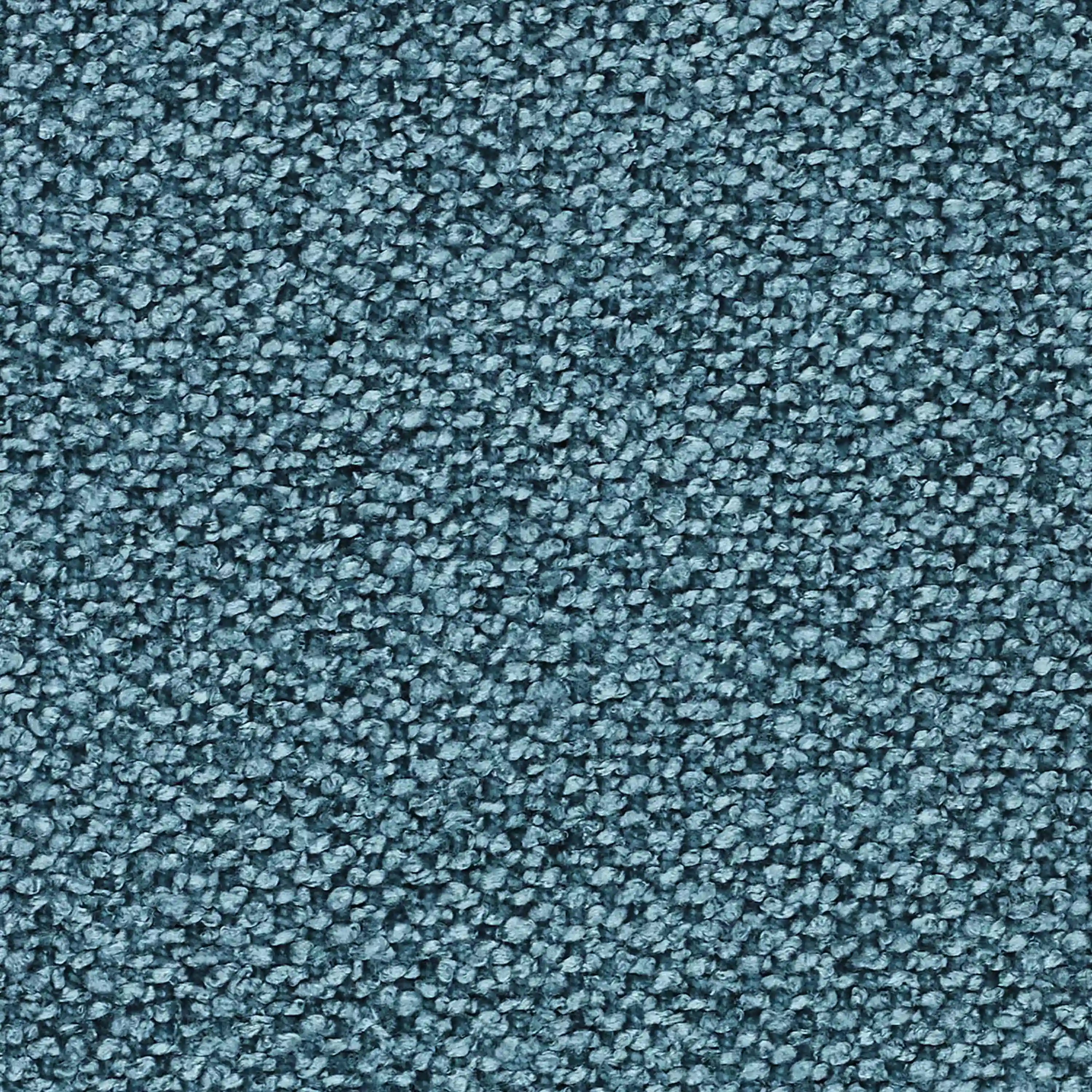 Primo piano di un tappeto blu testurizzato con passanti stretti, ideale da abbinare al divano Divani.Store Orbit con 3 sedute scorrevoli e allungabili in tessuto effetto cotone smacchiabile T33 per un maggiore comfort e uno stile contemporaneo.