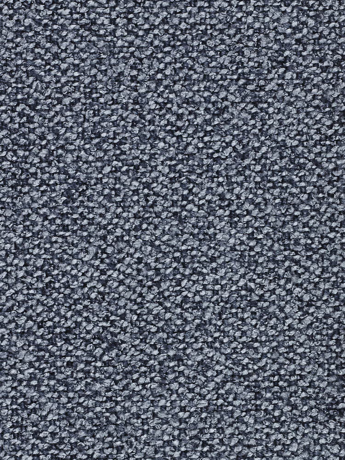 Primo piano di un tappeto a pelo riccio testurizzato in una tonalità medio-grigio-blu. La superficie è costituita da numerose piccole anse fitte che creano un aspetto uniforme e leggermente irregolare, simile al raffinato rivestimento in tessuto smacchiabile effetto cotone del divano modulare a 3 posti componibile Nimbus T33 di Divani.Store. L’illuminazione mette in risalto la trama e le delicate variazioni cromatiche, che richiamano i materiali di pregio scelti per un elegante divano sfoderabile.