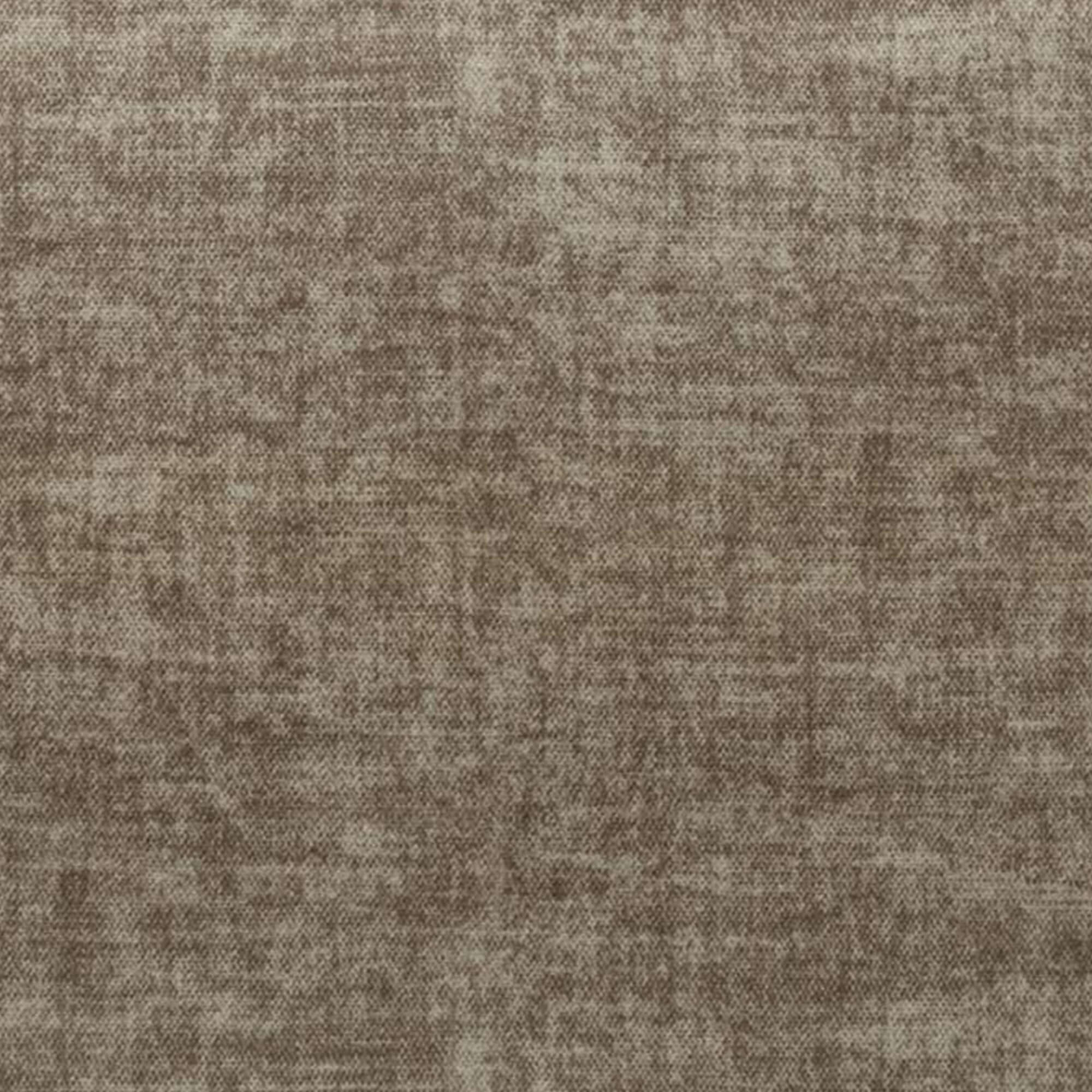 Un primo piano di T35 SOFIA di Divani.Store mostra il suo design nuvolato marrone-beige in un velluto morbido, antimacchia e impermeabile. Questo tessuto per divani ha un aspetto rustico e intrecciato, perfetto per interni accoglienti.