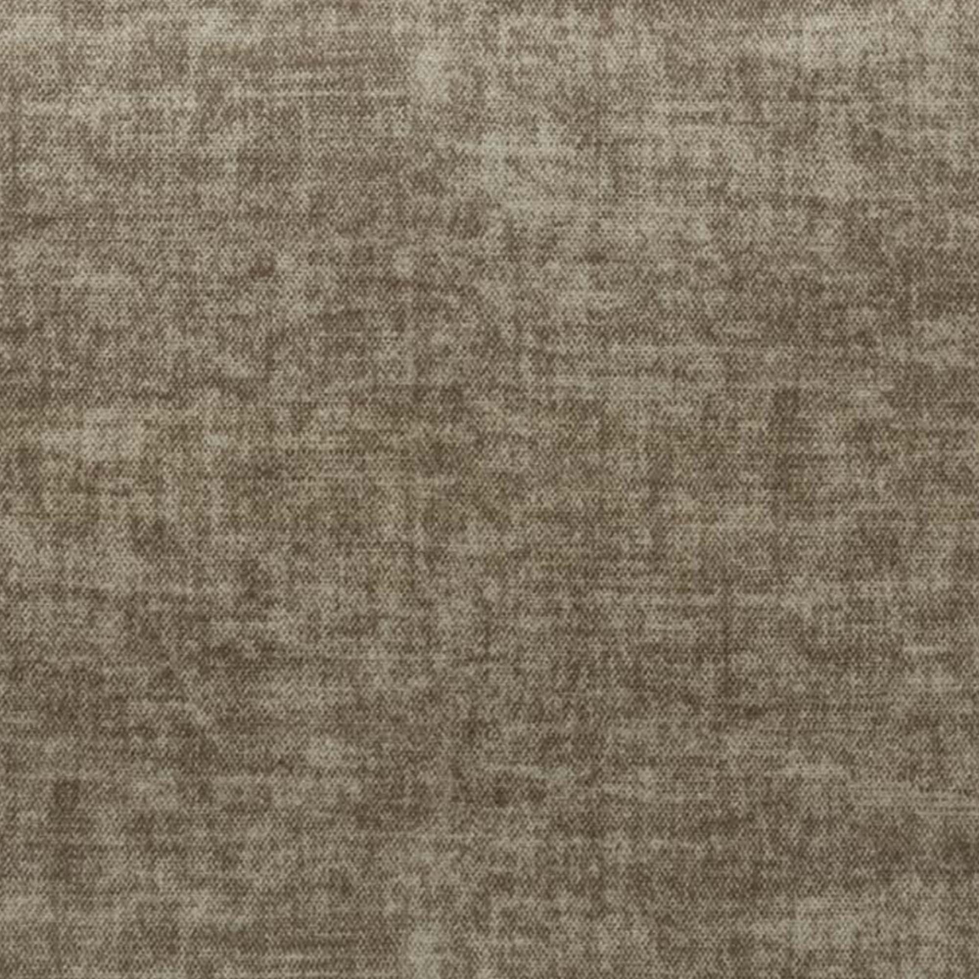 Un primo piano di Personalizzazione in T35 di Divani.Store mostra un tessuto marrone morbido e strutturato con un motivo a chiazze. Le varie tonalità di marrone e marrone conferiscono un aspetto rustico e accogliente. La superficie appare delicatamente usurata, senza che siano visibili forme o oggetti distinti.