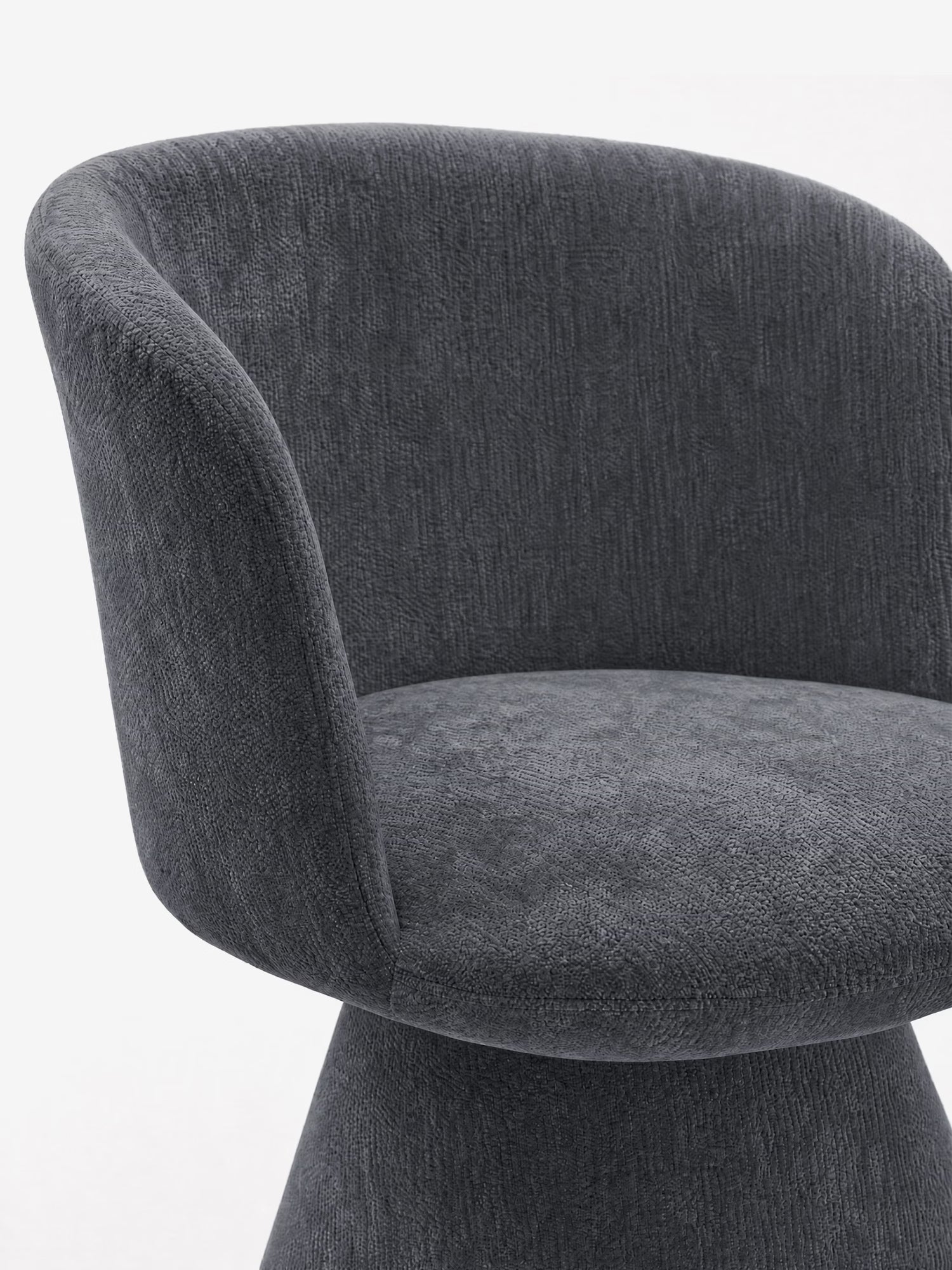 Un primo piano della sedia moderna imbottita Talia di Divani.Store, caratterizzata da schienale e seduta arrotondati in morbido tessuto ciniglia grigio scuro certificato OEKO-TEX® e da una base in tinta, in primo piano su uno sfondo bianco a tinta unita.